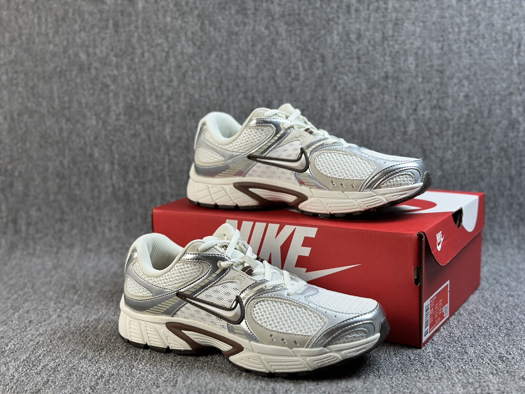 本地（）
NK V5 RNR 舒适百搭防滑耐磨低帮跑步鞋  舒适有型适合日常穿着 该鞋款延续千禧年经典设计搭载泡绵中底 厚实而轻盈匠心细节巧搭立体耐克勾标志焕新演绎复古跑鞋 鞋款从千禧年美学汲取灵感 混搭多种材质突显层次感立体感和传统跑步风范 
货号：HQ7901-102
Size：36 36.5 37.5 38 38.5 39 40 40.5 41 42 42.5 43 44 44.5 45