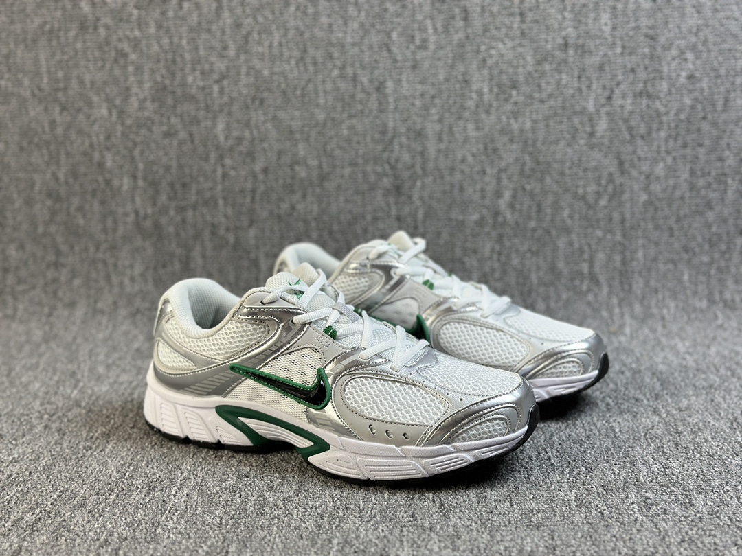 本地（）
NK V5 RNR 舒适百搭防滑耐磨低帮跑步鞋  舒适有型适合日常穿着 该鞋款延续千禧年经典设计搭载泡绵中底 厚实而轻盈匠心细节巧搭立体耐克勾标志焕新演绎复古跑鞋 鞋款从千禧年美学汲取灵感 混搭多种材质突显层次感立体感和传统跑步风范 
货号：HJ5228-100
Size：36 36.5 37.5 38 38.5 39 40 40.5 41 42 42.5 43 44 44.5 45