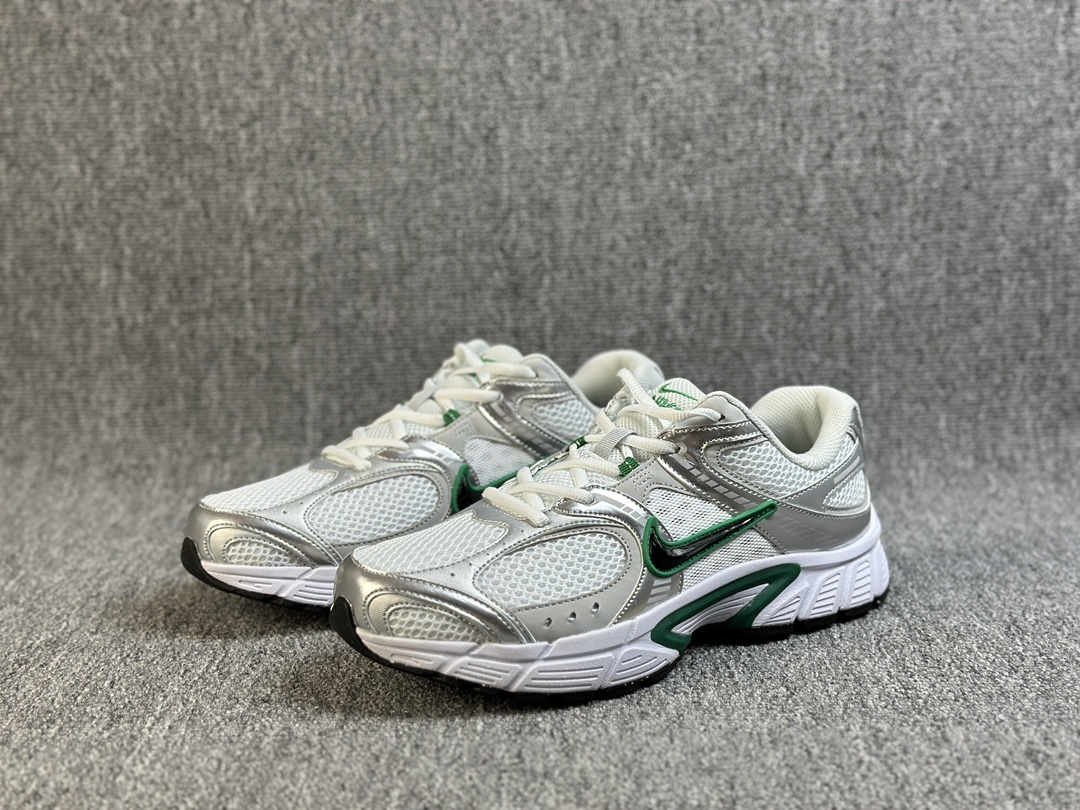 本地（）
NK V5 RNR 舒适百搭防滑耐磨低帮跑步鞋  舒适有型适合日常穿着 该鞋款延续千禧年经典设计搭载泡绵中底 厚实而轻盈匠心细节巧搭立体耐克勾标志焕新演绎复古跑鞋 鞋款从千禧年美学汲取灵感 混搭多种材质突显层次感立体感和传统跑步风范 
货号：HJ5228-100
Size：36 36.5 37.5 38 38.5 39 40 40.5 41 42 42.5 43 44 44.5 45