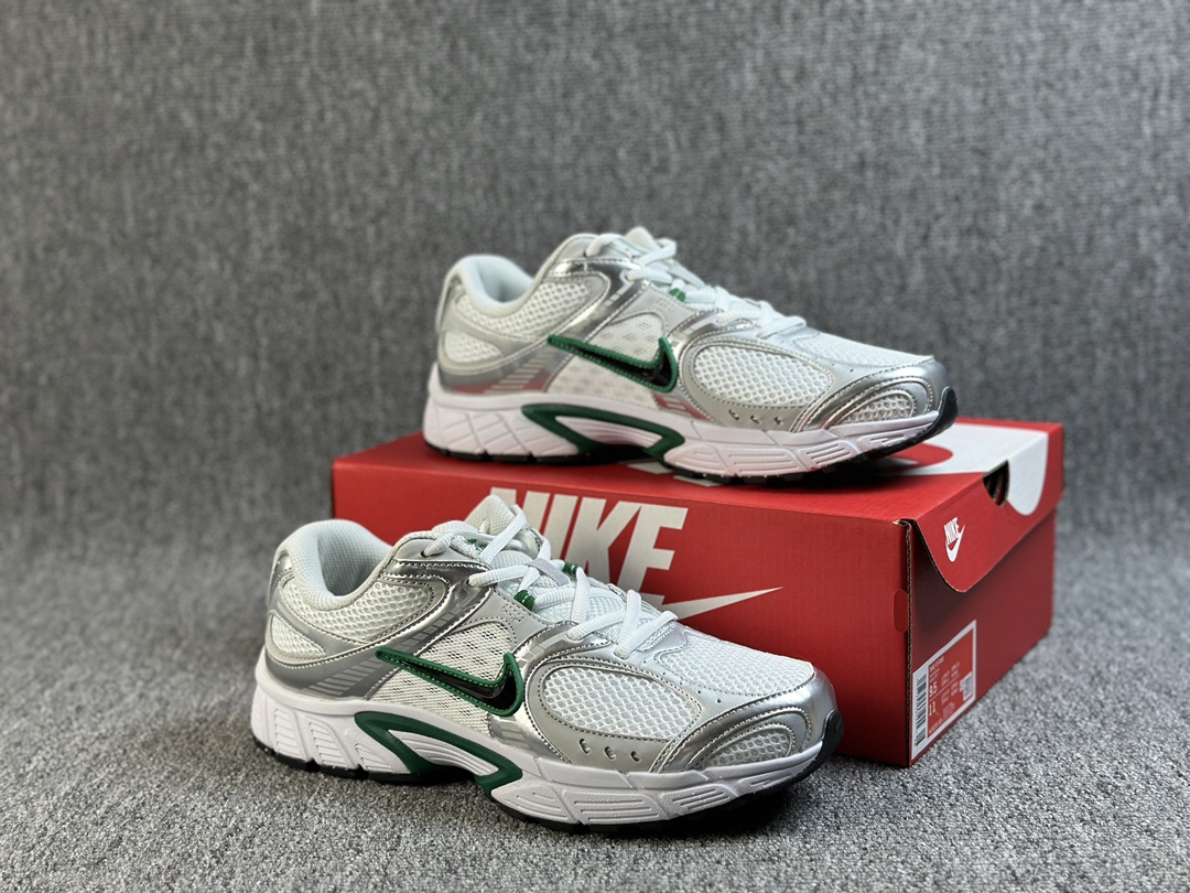 本地（）
NK V5 RNR 舒适百搭防滑耐磨低帮跑步鞋  舒适有型适合日常穿着 该鞋款延续千禧年经典设计搭载泡绵中底 厚实而轻盈匠心细节巧搭立体耐克勾标志焕新演绎复古跑鞋 鞋款从千禧年美学汲取灵感 混搭多种材质突显层次感立体感和传统跑步风范 
货号：HJ5228-100
Size：36 36.5 37.5 38 38.5 39 40 40.5 41 42 42.5 43 44 44.5 45