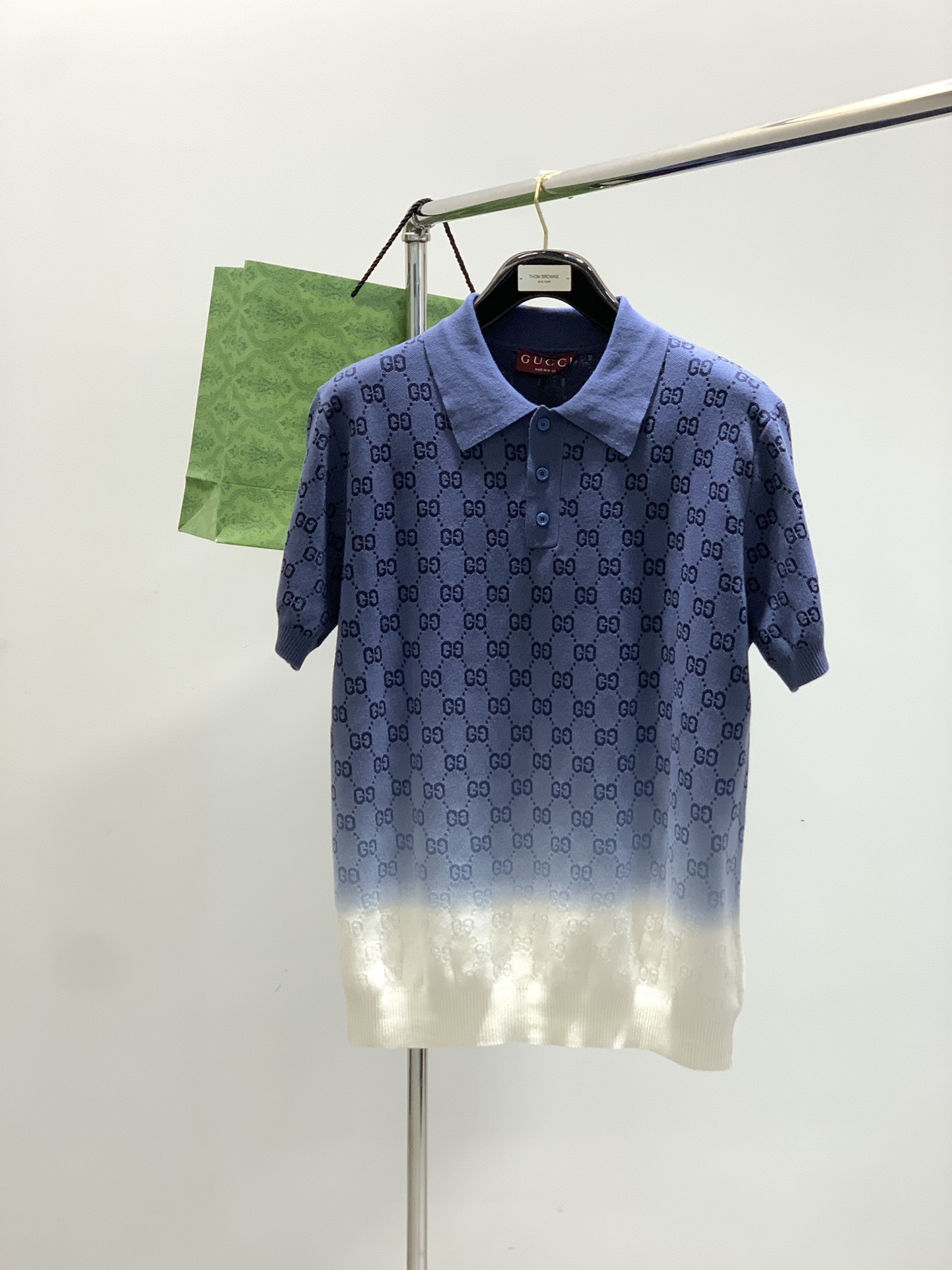 NO:458338,,Gucci, the latest model for summer 2025, available at the counter at the same time, original single product, fashionable and casual lapel short-sleeved T-shirt, very distinctive on the upper body!  Eye-catching and highlighted, imported original fabric, top-grade knitted craft letter pattern decorative logo, simple but not lacking in fashion, classic and atmospheric, comfortable and breathable, handsome and stylish on the upper body, S-XL Size SMLXL Length 66687072 Bust 54565860 Shoulder width 44464850 Sleeve length 22.52323.524,,gucci,gucci,T-shirt,tees,t-shirt,alexander wang19860909,Gucci 古驰,2025夏季最新款,专柜同步有售,原单狠货,时尚休闲翻领短袖T恤,上身很有特点！吸睛而有亮点,进口原版面料,顶级针织工艺字母图案装饰Logo,简单而不失时尚,经典大气,舒适透气,上身帅气有型,码数S-XL 尺码SMLXL 衣长66687072 胸围54565860 肩宽44464850 袖长22.52323.524,,gucci,gucci,T-shirt,tees，t-shirt,alexander wang,Men's clothing