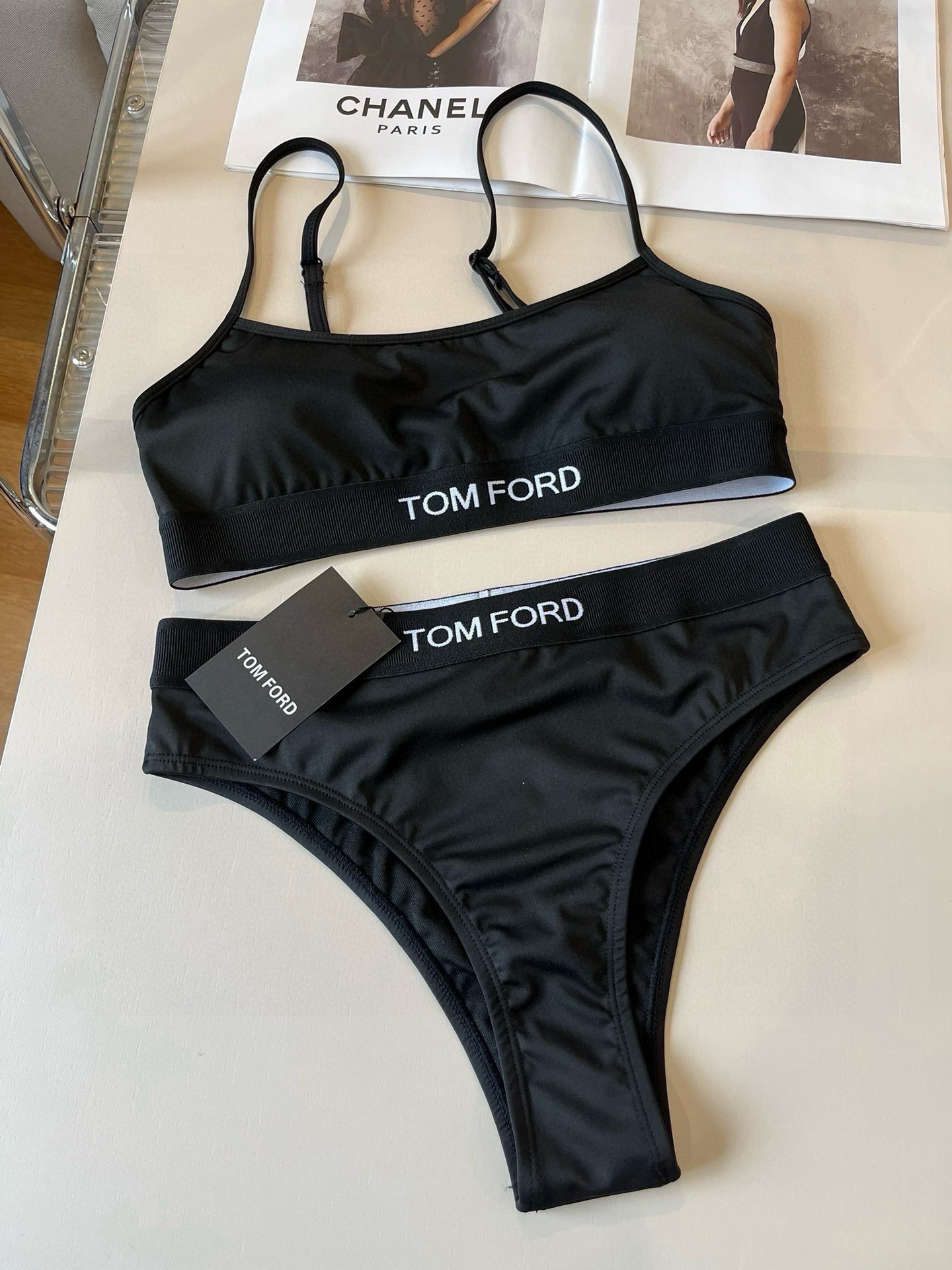  🆕
TOMFORD新款比基尼中古套装  吊带背心 三角打底裤分体泳衣，黑色，白色 S M L X L