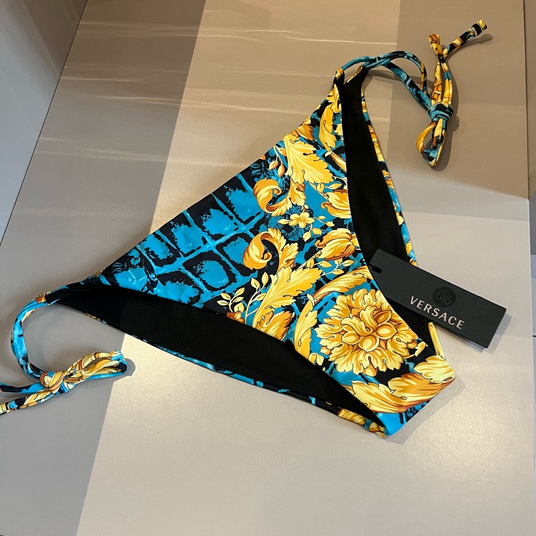  🆕

范思哲VERSACE新款比基尼👙😍🥰适合多种场景的游泳衣🏊‍♀️海边 游泳池 温泉 水上乐园 漂