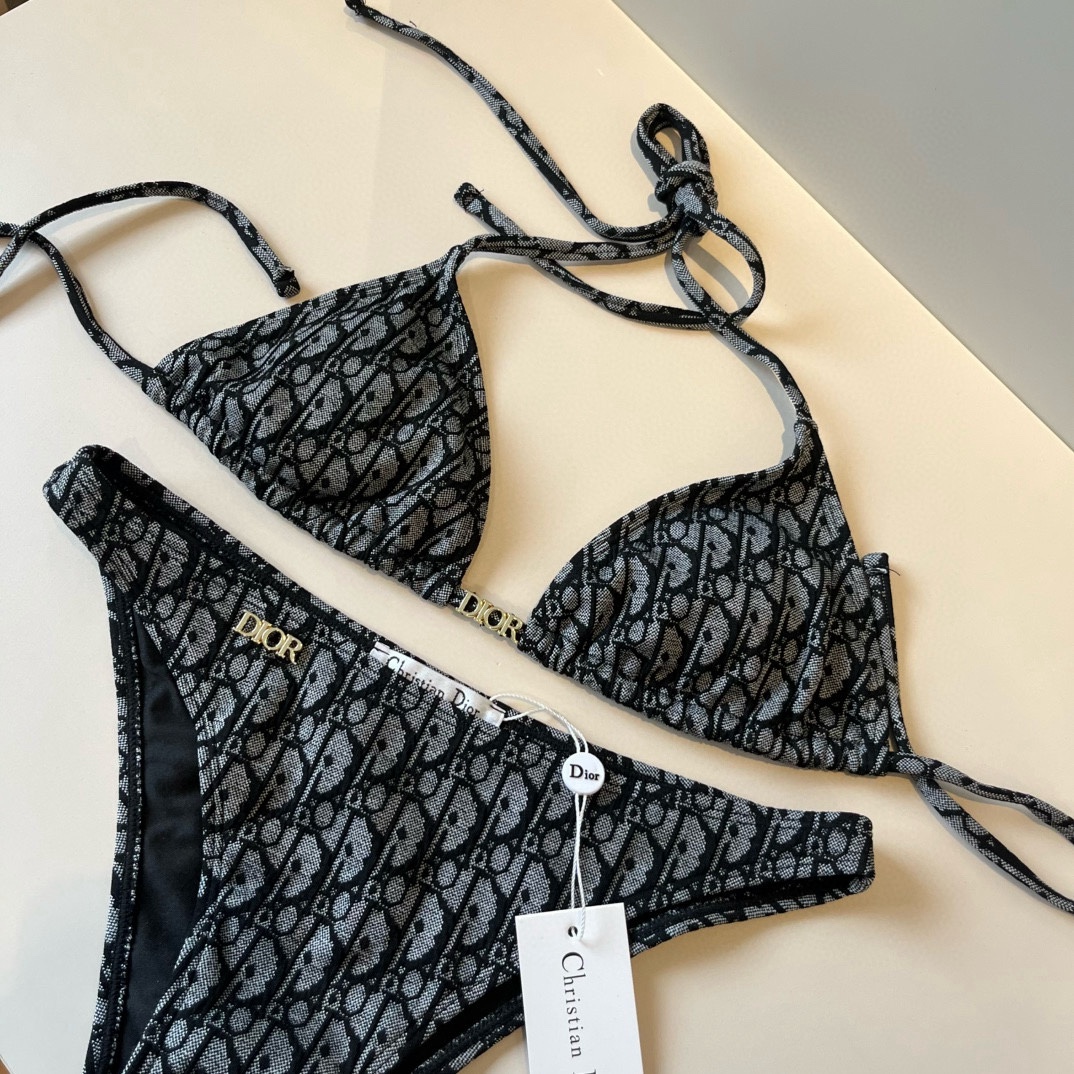。
Dior迪奥 新款比基尼泳衣👙❤️😍🥰适合多种场景的游泳衣🏊‍♀️海边 游泳池 温泉 水上乐园 漂流