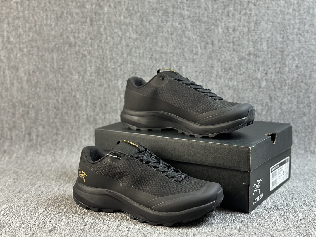 福利特价
情侣户外新宠 | 始祖鸟低帮鞋
今天和我的徒步搭子(兼男票)去山里溜达,我脚上这双始祖鸟 Aerios GTX 防水低帮鞋简直是神助攻!
白灰色调高级百搭,往那一戳,拍照📷 360 无死角好看。而且男女同款,直接凑成情侣款,虐狗于无形。
这鞋防水性能超棒,过小溪溅水、踩湿草地,脚都干爽自在。GTX 科技真不是盖的,透气性也没得说,走了一整天,脚丫子没闷热感。
低帮设计灵活轻便,脚踝活动自如,崎岖山路也能轻松驾驭。抓地力稳稳的,防滑靠谱,每一步都踏得坚实。
不管是颜值党还是性能控,这双始祖鸟都不会让你失望。赶紧和你的爱人一起踏上户外之旅,让它见证你们的甜蜜冒险! 💕 #始祖鸟 #户外鞋 #情侣款 #徒步装备
尺码:36-45
货号:L07883300