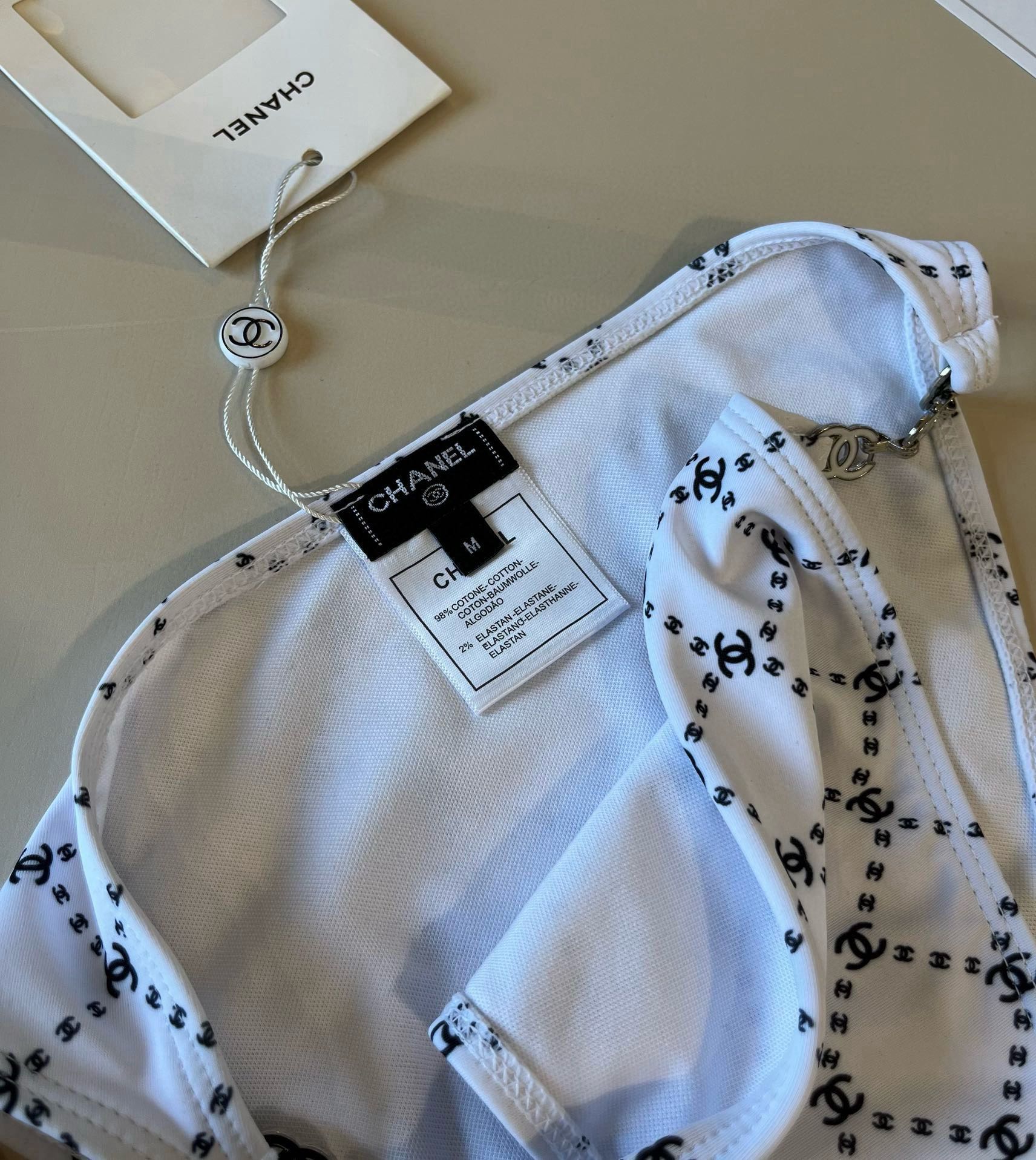  🆕
Chanel比基尼泳衣  😍🥰适合多种场景的游泳衣🏊‍♀️海边 游泳池 温泉 水上乐园 漂流都可以