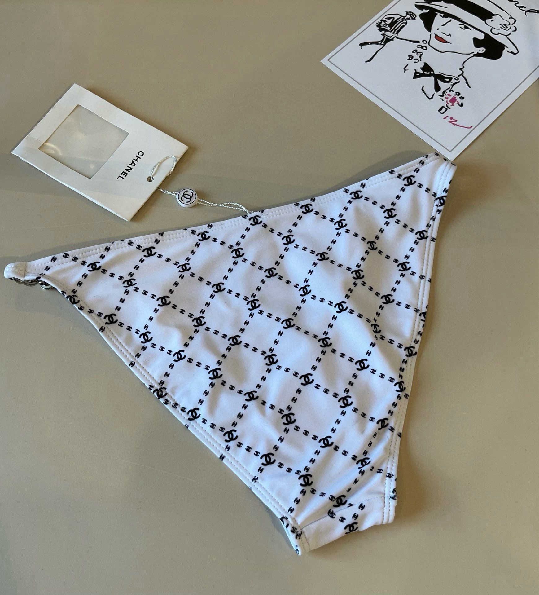  🆕
Chanel比基尼泳衣  😍🥰适合多种场景的游泳衣🏊‍♀️海边 游泳池 温泉 水上乐园 漂流都可以