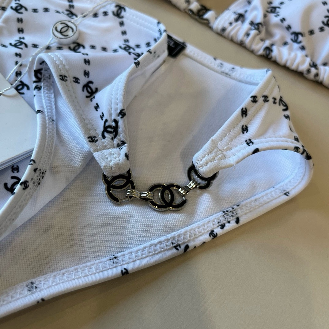  🆕
Chanel比基尼泳衣  😍🥰适合多种场景的游泳衣🏊‍♀️海边 游泳池 温泉 水上乐园 漂流都可以