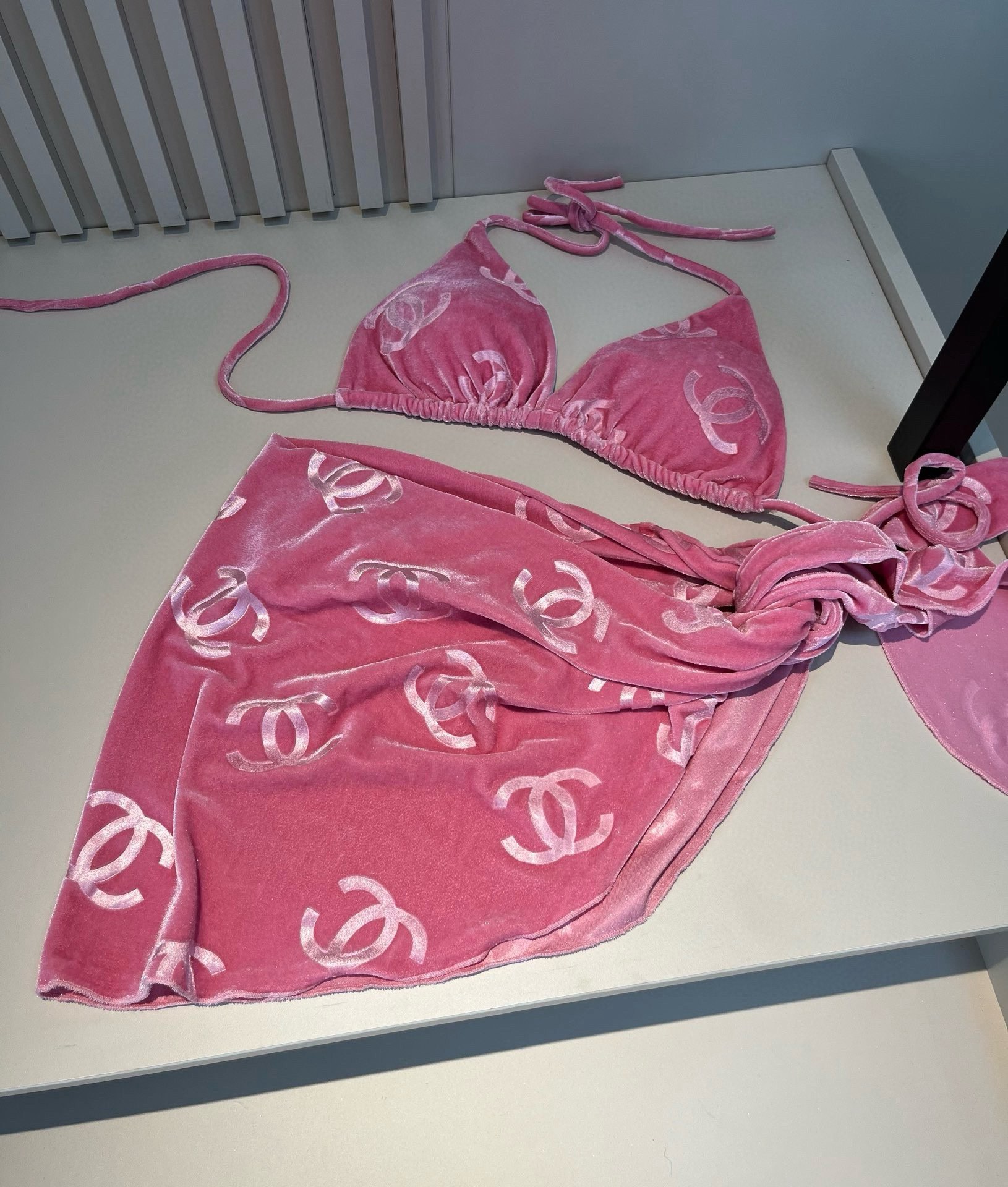 。
Chanel香奈儿灯芯绒经典比基尼三件套👙❤️😍🥰适合多种场景的游泳衣🏊‍♀️海边 游泳池 温泉 水