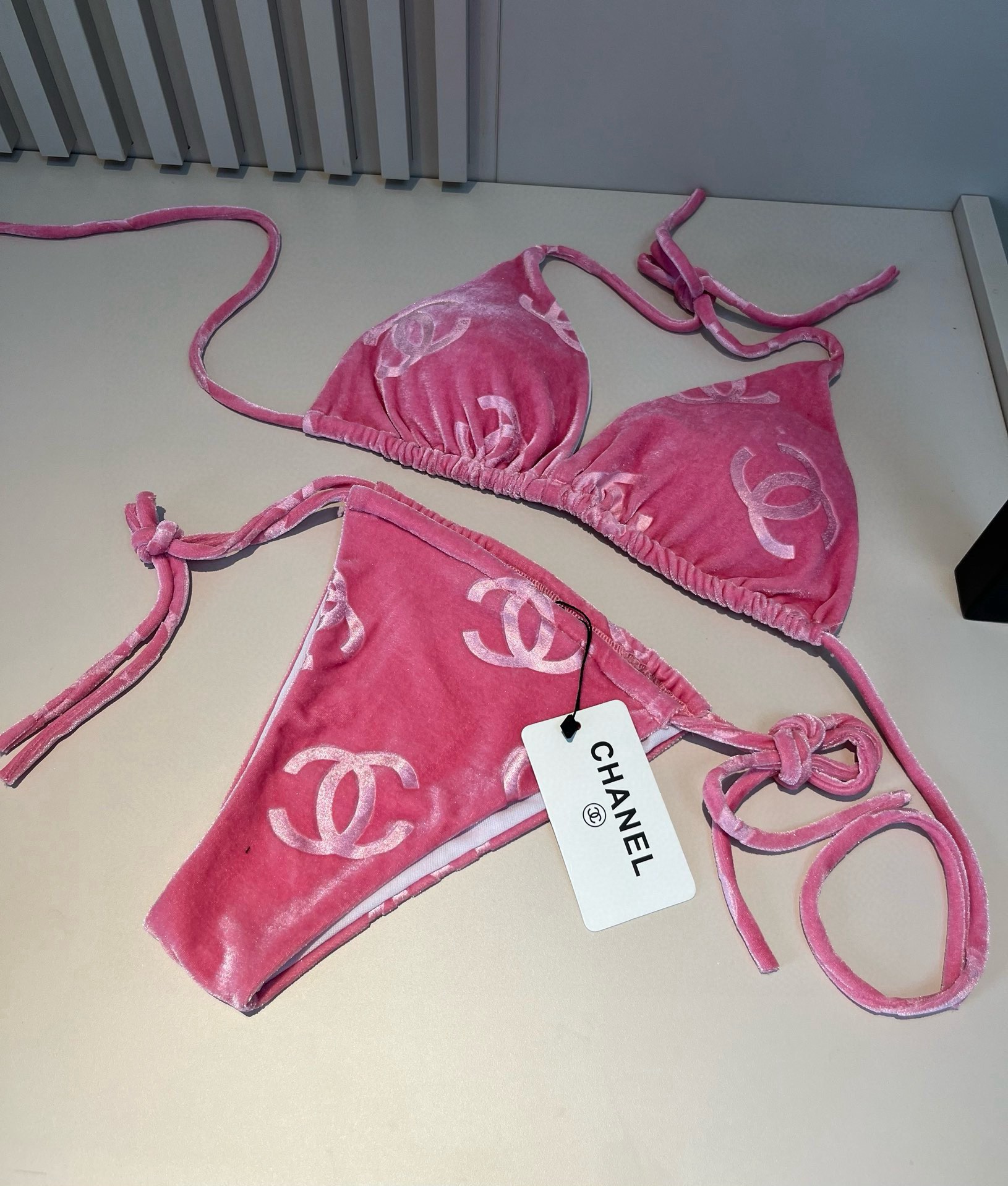 。
Chanel香奈儿灯芯绒经典比基尼三件套👙❤️😍🥰适合多种场景的游泳衣🏊‍♀️海边 游泳池 温泉 水