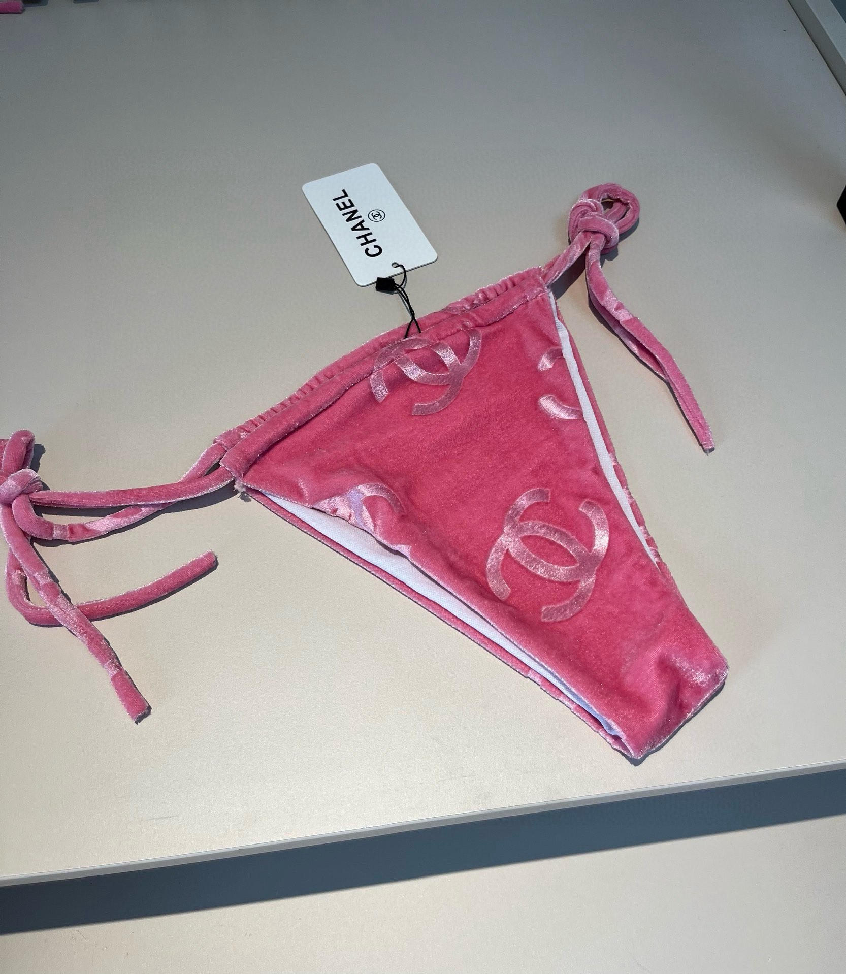 。
Chanel香奈儿灯芯绒经典比基尼三件套👙❤️😍🥰适合多种场景的游泳衣🏊‍♀️海边 游泳池 温泉 水