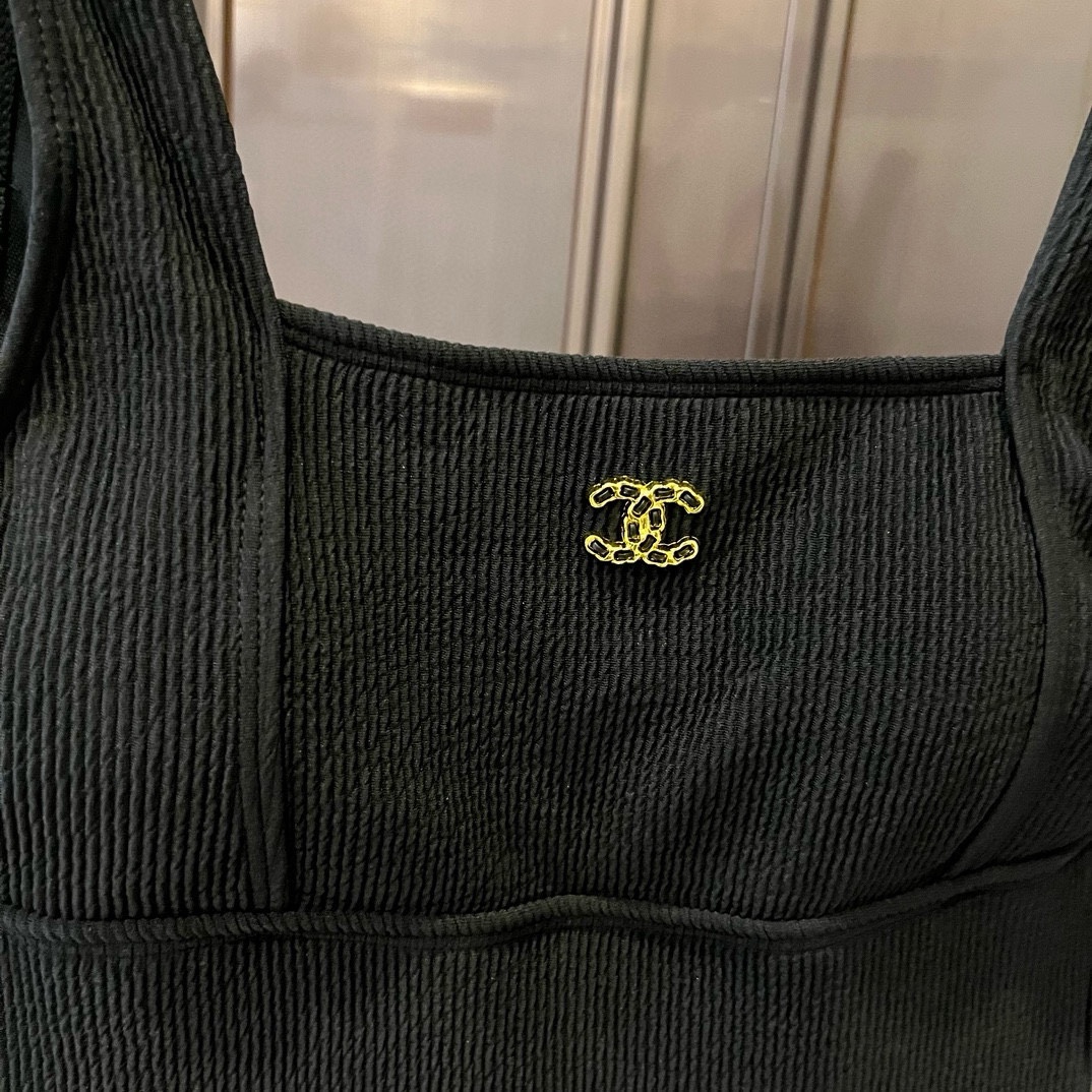  🆕
Chanel 香奈儿连体泳衣 😍🥰适合多种场景的游泳衣🏊‍♀️海边 游泳池 温泉 水上乐园 漂流都