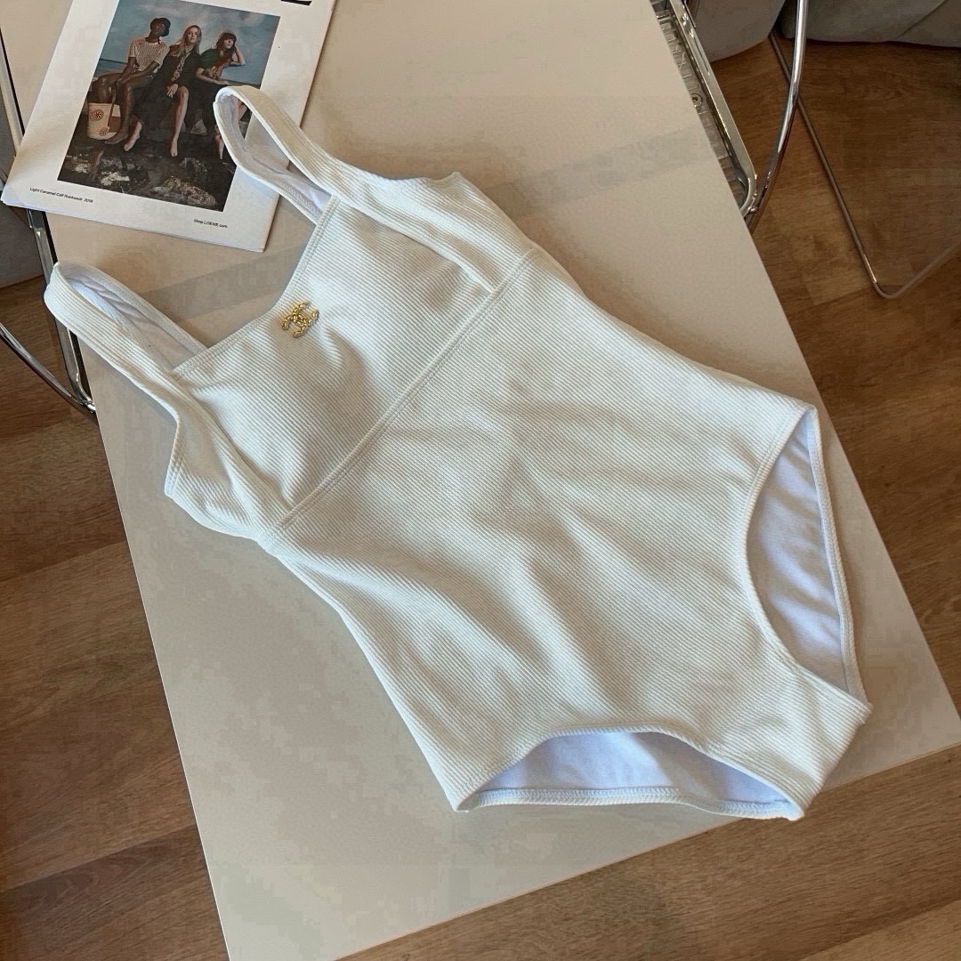  🆕
Chanel 香奈儿连体泳衣 😍🥰适合多种场景的游泳衣🏊‍♀️海边 游泳池 温泉 水上乐园 漂流都