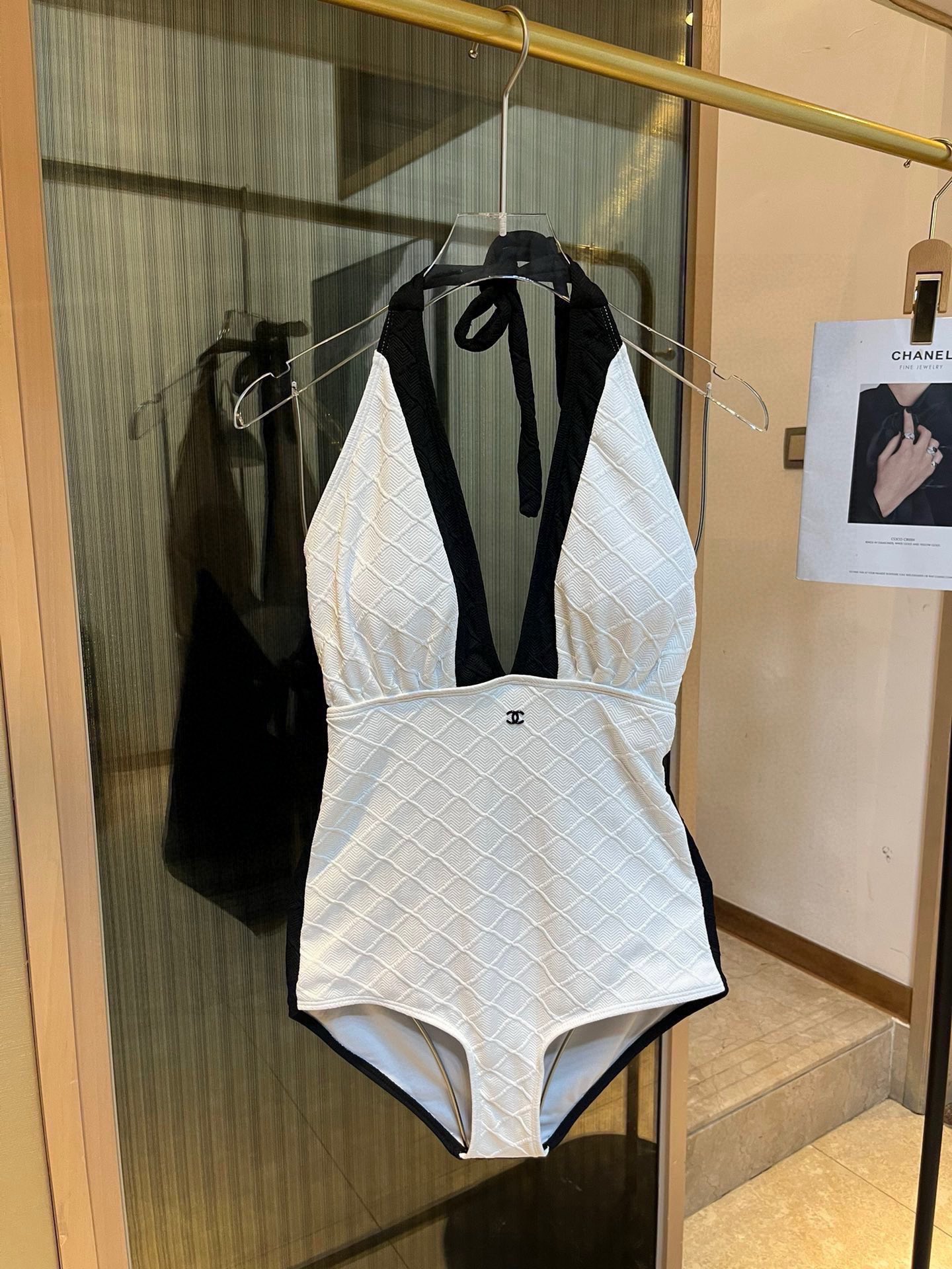 。

Chanel香奈儿新款泳衣比基尼👙特显S型身材， 出游搭衣必备，S M L
