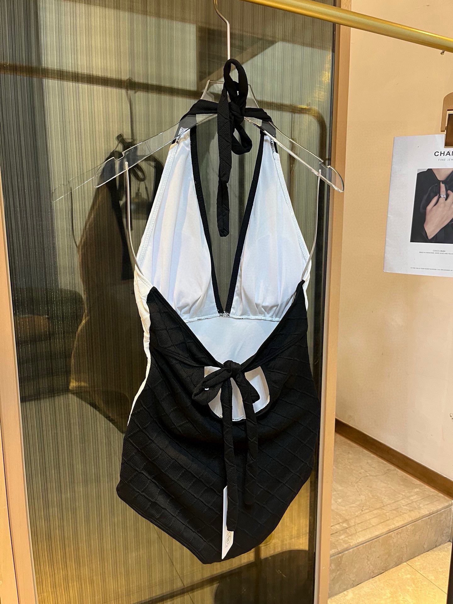 。

Chanel香奈儿新款泳衣比基尼👙特显S型身材， 出游搭衣必备，S M L