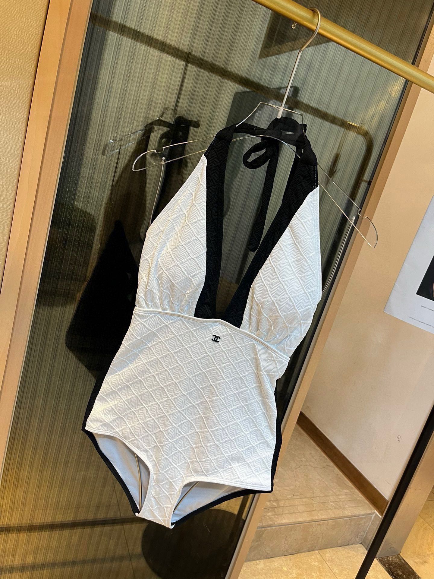。

Chanel香奈儿新款泳衣比基尼👙特显S型身材， 出游搭衣必备，S M L