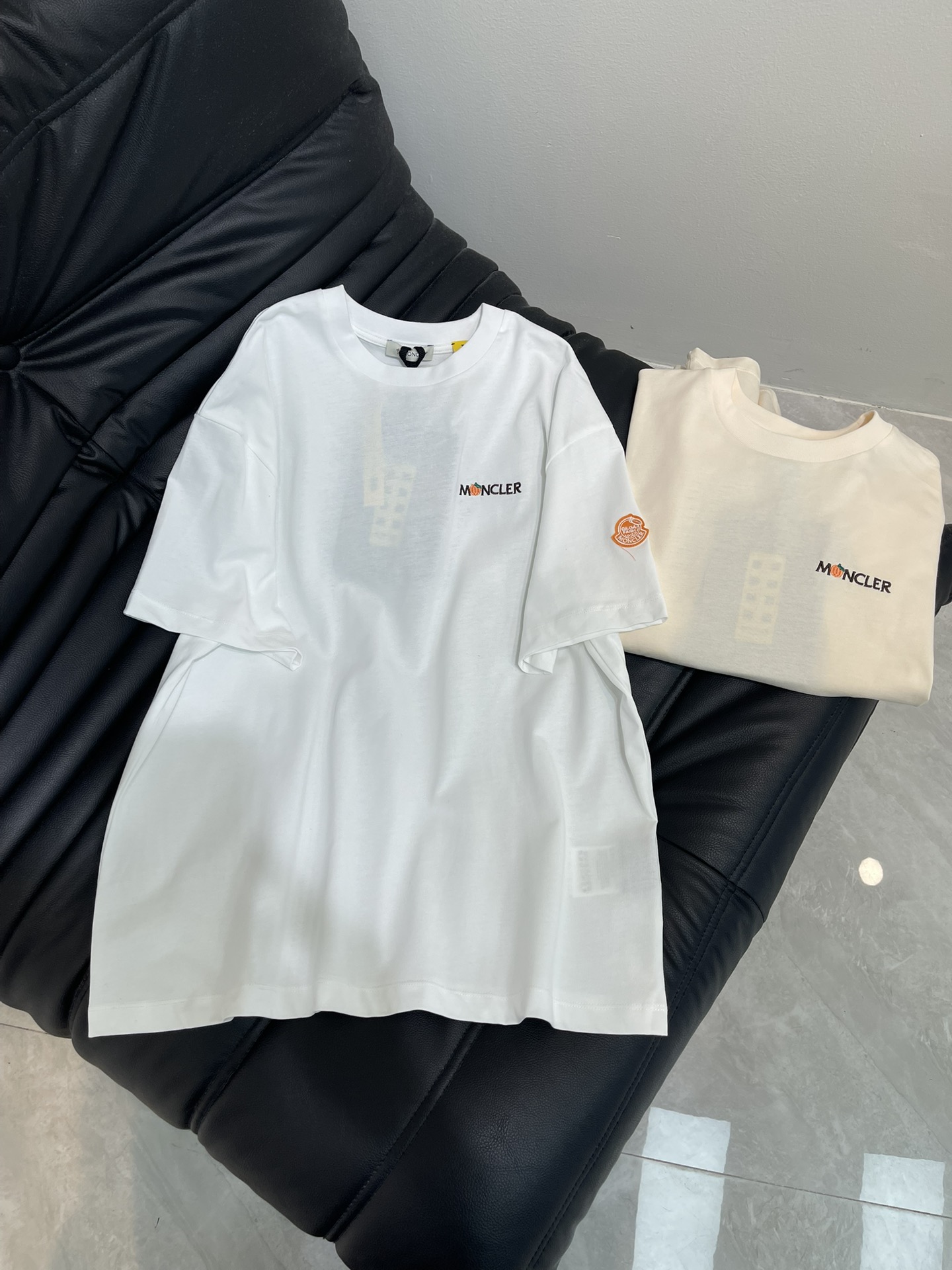 NO:437289,Highly recommended 25-year spring and summer series Mon* newest embroidered short-sleeved round neck T-shirt classic armband embellishment Two-color SML, T-shirt,tees, t-shirt,alexander wang19860909强烈推荐 25年春夏系列 Mon*新款刺绣字母短袖圆领T恤 经典的袖标点缀 两色SML,,T-shirt,tees，t-shirt,alexander wang,Women's clothing