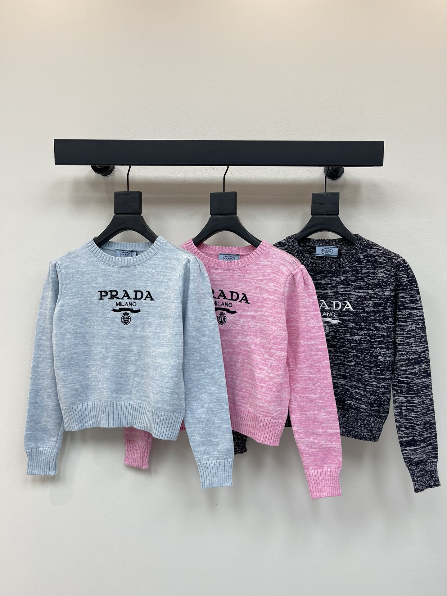 NO:437277,New model is on sale - embroidered gradient wool long sleeves logo embellishment and decoration, slim and versatile upper body 3 color code 40,,alexander wang19860909新款发售— 刺绣渐变色羊毛长袖 logo点缀修饰 上身显瘦百搭 3色碼 40,,alexander wang,Women's clothing