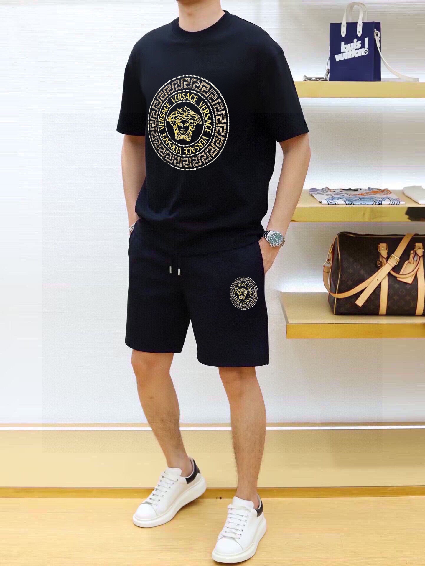 直批130💰 品牌【VERSACE范思哲】 2025新款男士短袖短裤套装！官网同步销售！市面高端版本！手感细腻柔软！让你穿着更加舒适！立体裁剪版型超赞！尺码:M-5XL(下单请报身高体重)