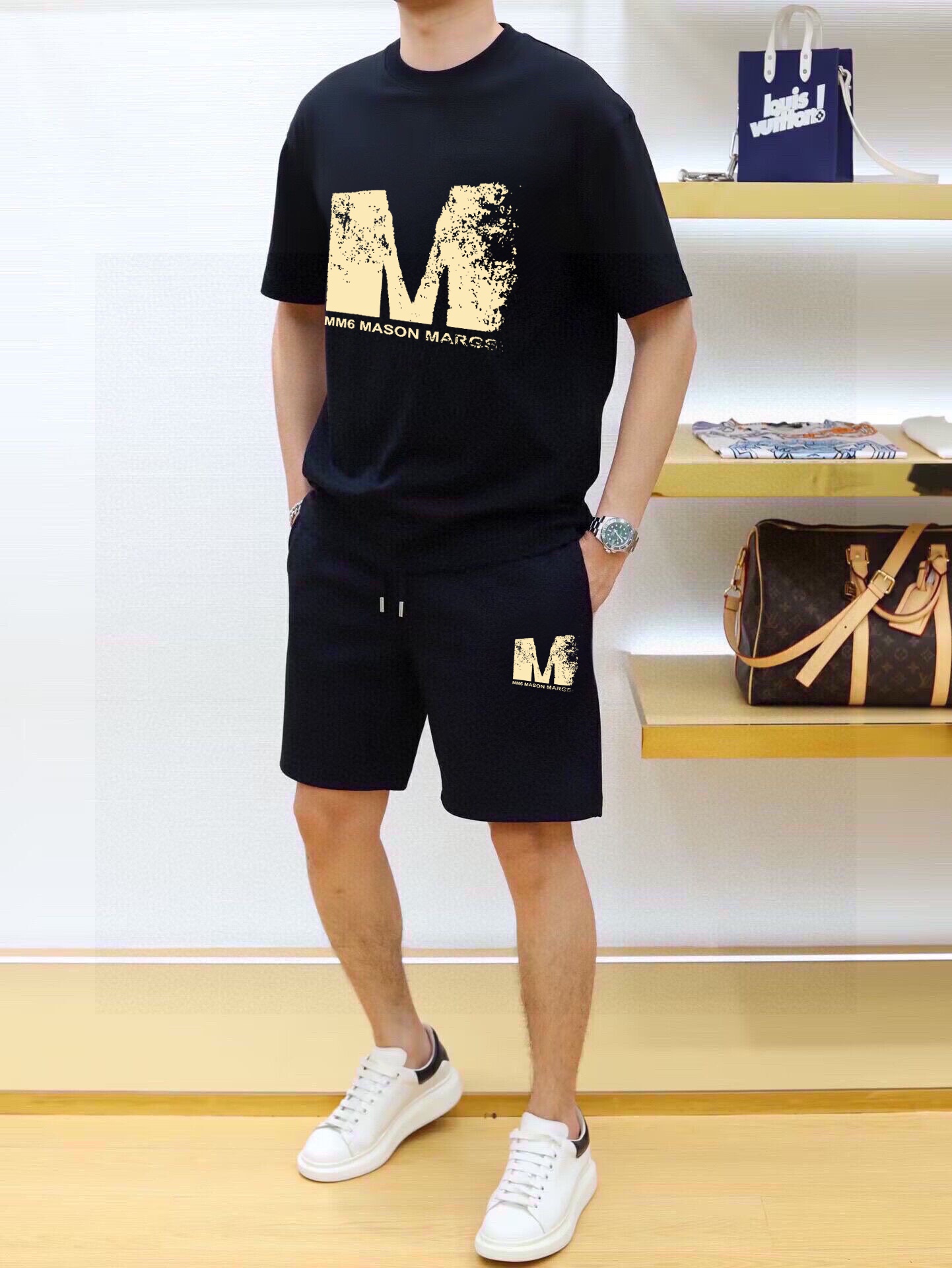 直批130💰 品牌【MM6】 2025新款男士短袖短裤套装！官网同步销售！市面高端版本！手感细腻柔软！让你穿着更加舒适！立体裁剪版型超赞！尺码:M-5XL(下单请报身高体重)