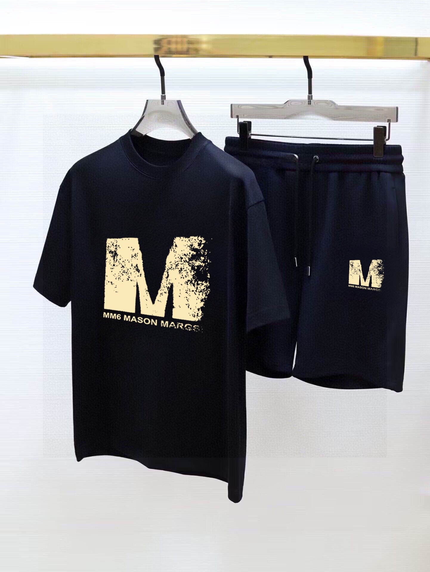 直批130💰 品牌【MM6】 2025新款男士短袖短裤套装！官网同步销售！市面高端版本！手感细腻柔软！让你穿着更加舒适！立体裁剪版型超赞！尺码:M-5XL(下单请报身高体重)