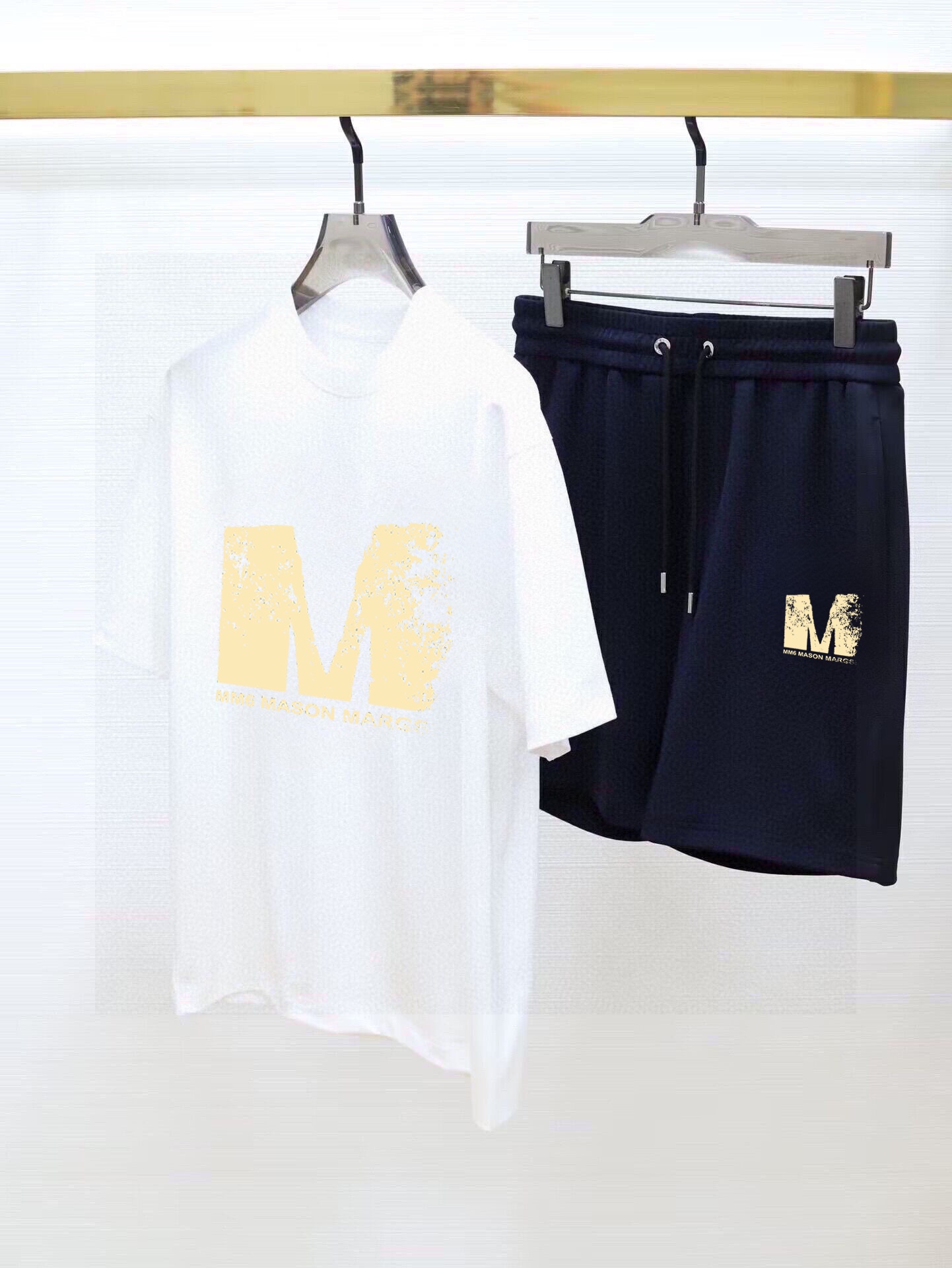 直批130💰 品牌【MM6】 2025新款男士短袖短裤套装！官网同步销售！市面高端版本！手感细腻柔软！让你穿着更加舒适！立体裁剪版型超赞！尺码:M-5XL(下单请报身高体重)
