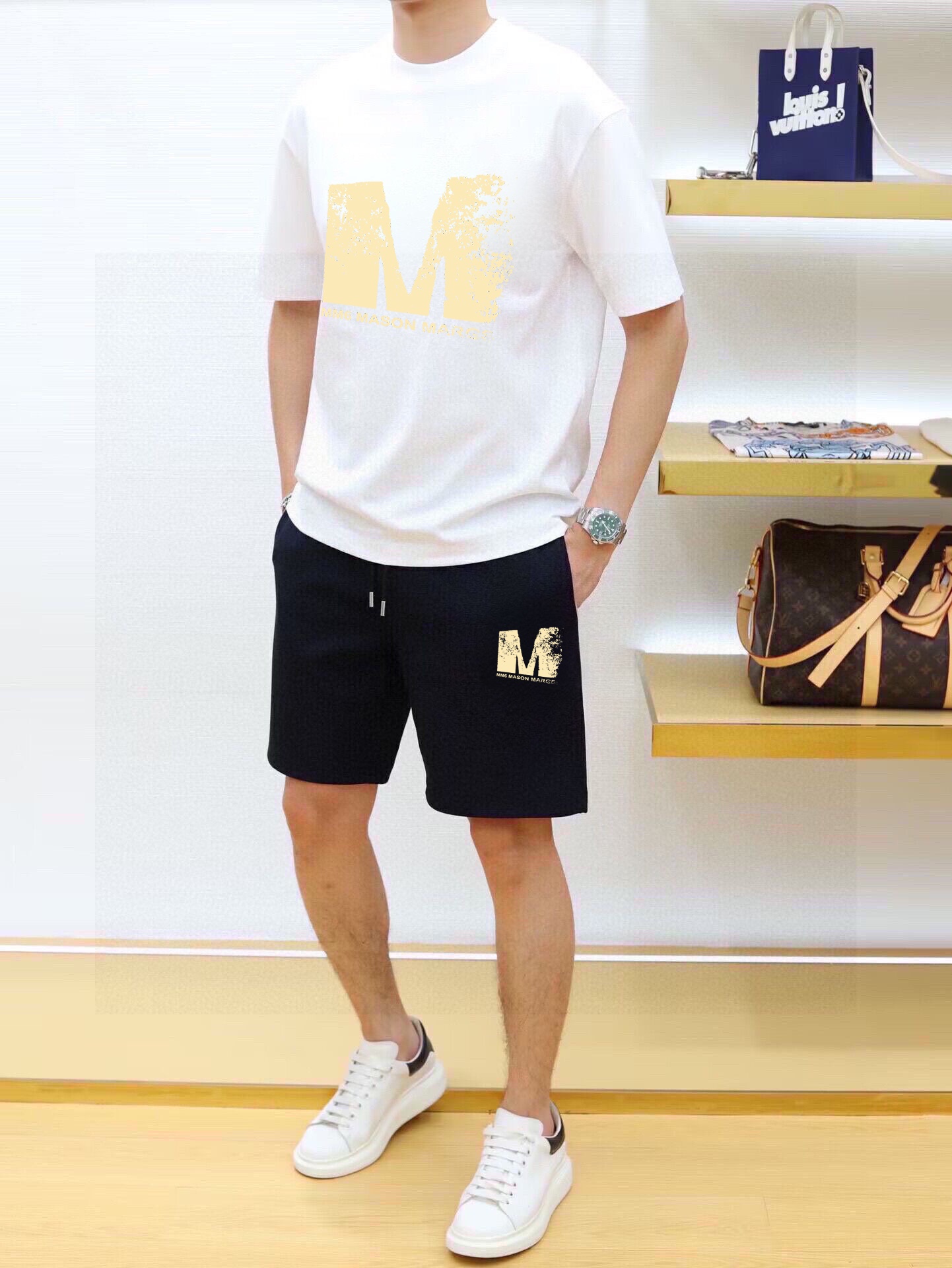 直批130💰 品牌【MM6】 2025新款男士短袖短裤套装！官网同步销售！市面高端版本！手感细腻柔软！让你穿着更加舒适！立体裁剪版型超赞！尺码:M-5XL(下单请报身高体重)