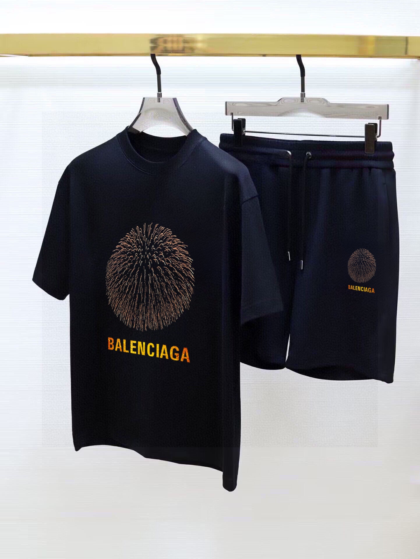 直批130💰 品牌【BALENCIAGA巴黎世家】 2025新款男士短袖短裤套装！官网同步销售！市面高端版本！手感细腻柔软！让你穿着更加舒适！立体裁剪版型超赞！尺码:M-5XL(下单请报身高体重)