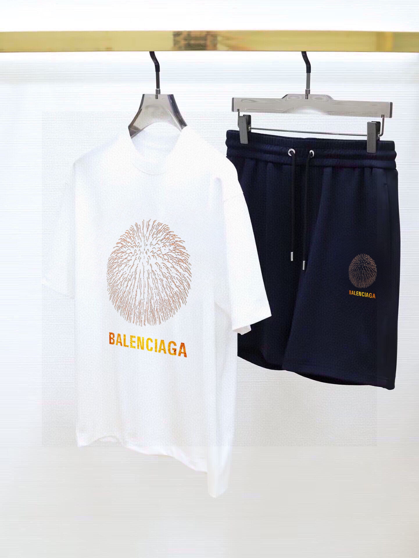 直批130💰 品牌【BALENCIAGA巴黎世家】 2025新款男士短袖短裤套装！官网同步销售！市面高端版本！手感细腻柔软！让你穿着更加舒适！立体裁剪版型超赞！尺码:M-5XL(下单请报身高体重)