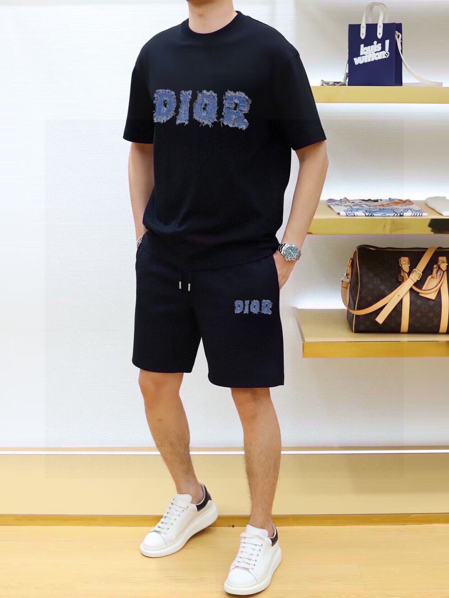 直批130💰 品牌【DIOR迪奥】 2025新款男士短袖短裤套装！官网同步销售！市面高端版本！手感细腻柔软！让你穿着更加舒适！立体裁剪版型超赞！尺码:M-5XL(下单请报身高体重)