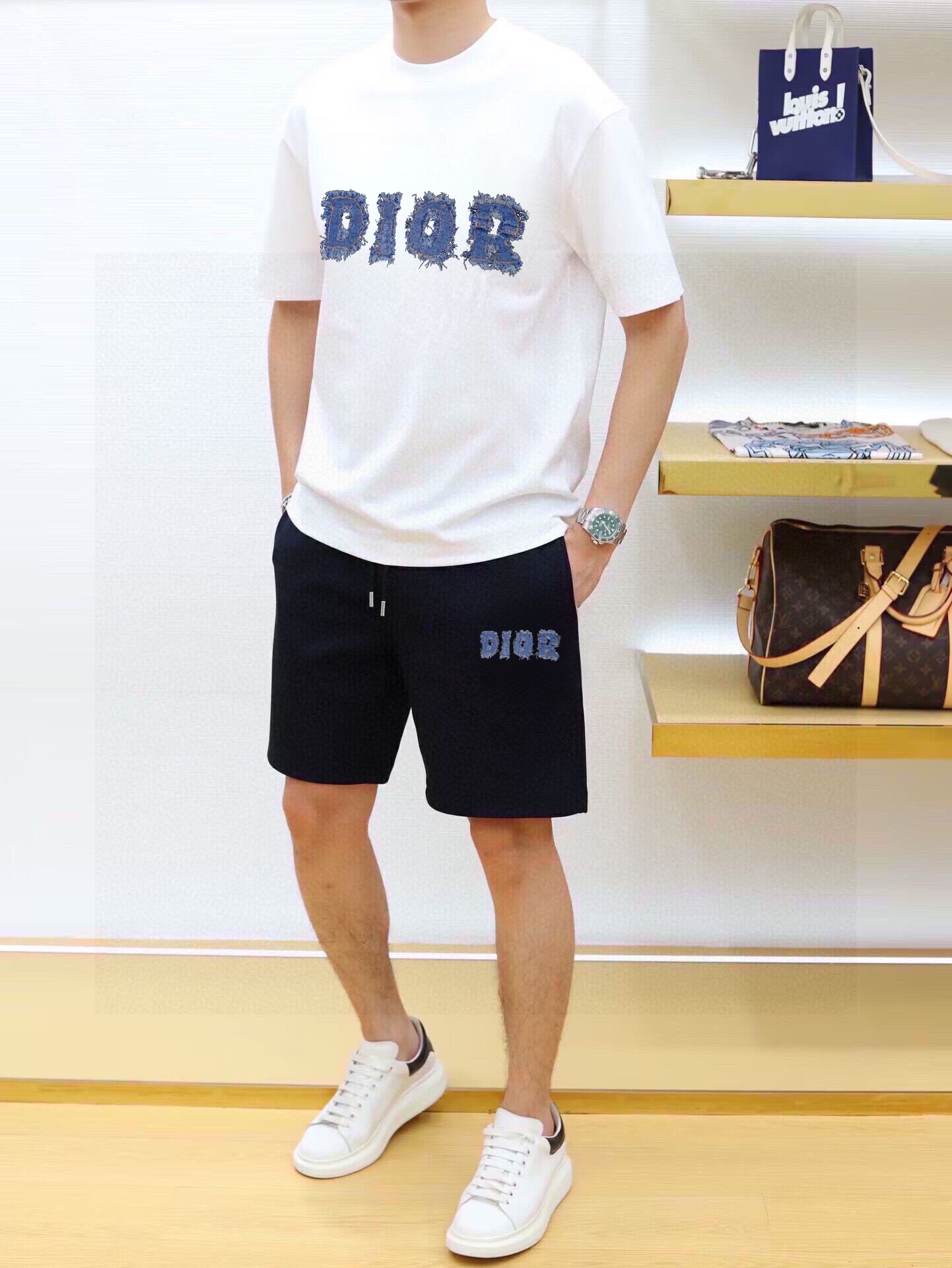 直批130💰 品牌【DIOR迪奥】 2025新款男士短袖短裤套装！官网同步销售！市面高端版本！手感细腻柔软！让你穿着更加舒适！立体裁剪版型超赞！尺码:M-5XL(下单请报身高体重)