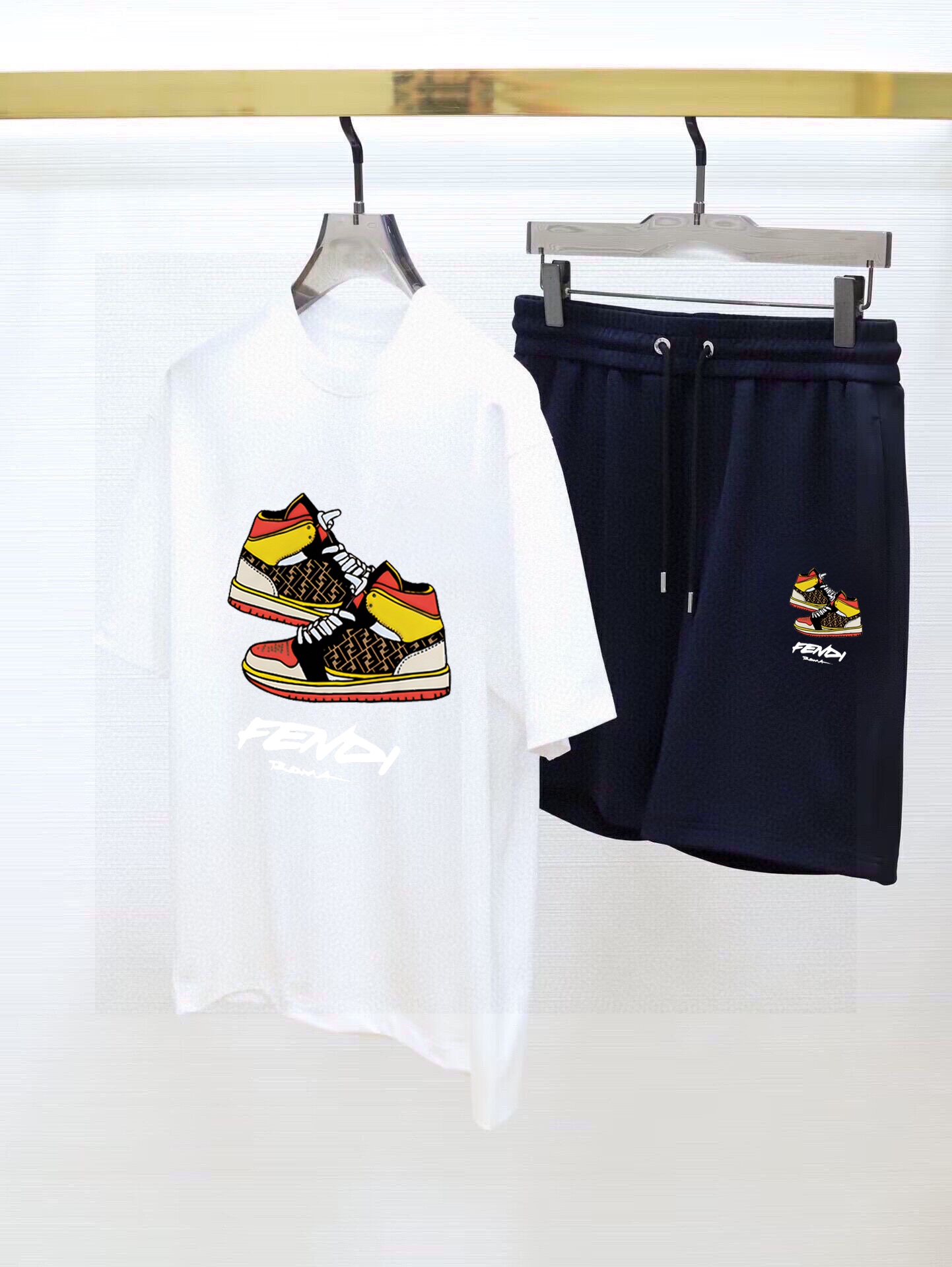 直批130💰 品牌【FENDI 芬迪】 2025新款男士短袖短裤套装！官网同步销售！市面高端版本！手感细腻柔软！让你穿着更加舒适！立体裁剪版型超赞！尺码:M-5XL(下单请报身高体重)