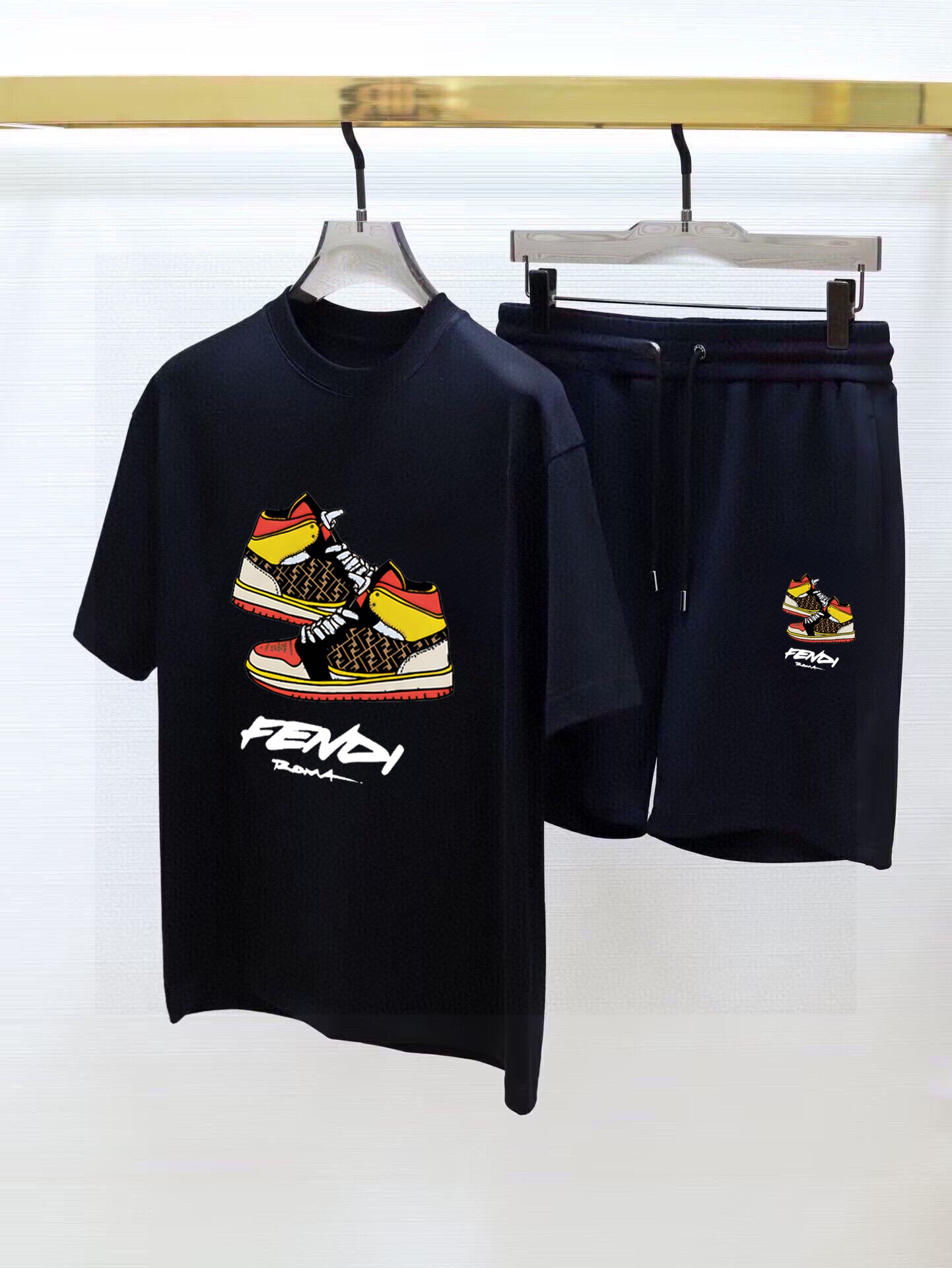 直批130💰 品牌【FENDI 芬迪】 2025新款男士短袖短裤套装！官网同步销售！市面高端版本！手感细腻柔软！让你穿着更加舒适！立体裁剪版型超赞！尺码:M-5XL(下单请报身高体重)