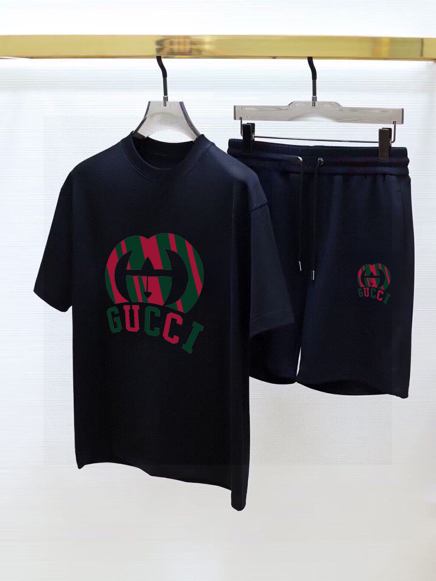 直批130💰 品牌【GUCCI古奇】 2025新款男士短袖短裤套装！官网同步销售！市面高端版本！手感细腻柔软！让你穿着更加舒适！立体裁剪版型超赞！尺码:M-5XL(下单请报身高体重)