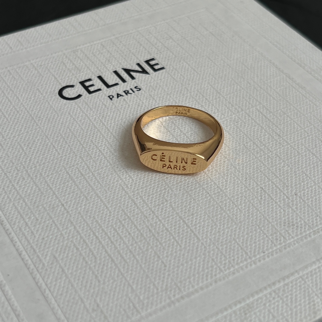  Celine赛琳  戒指 Celine一直是简约时尚界的标杆大胆的设计 百看不厌▪️搭配起来更Fash