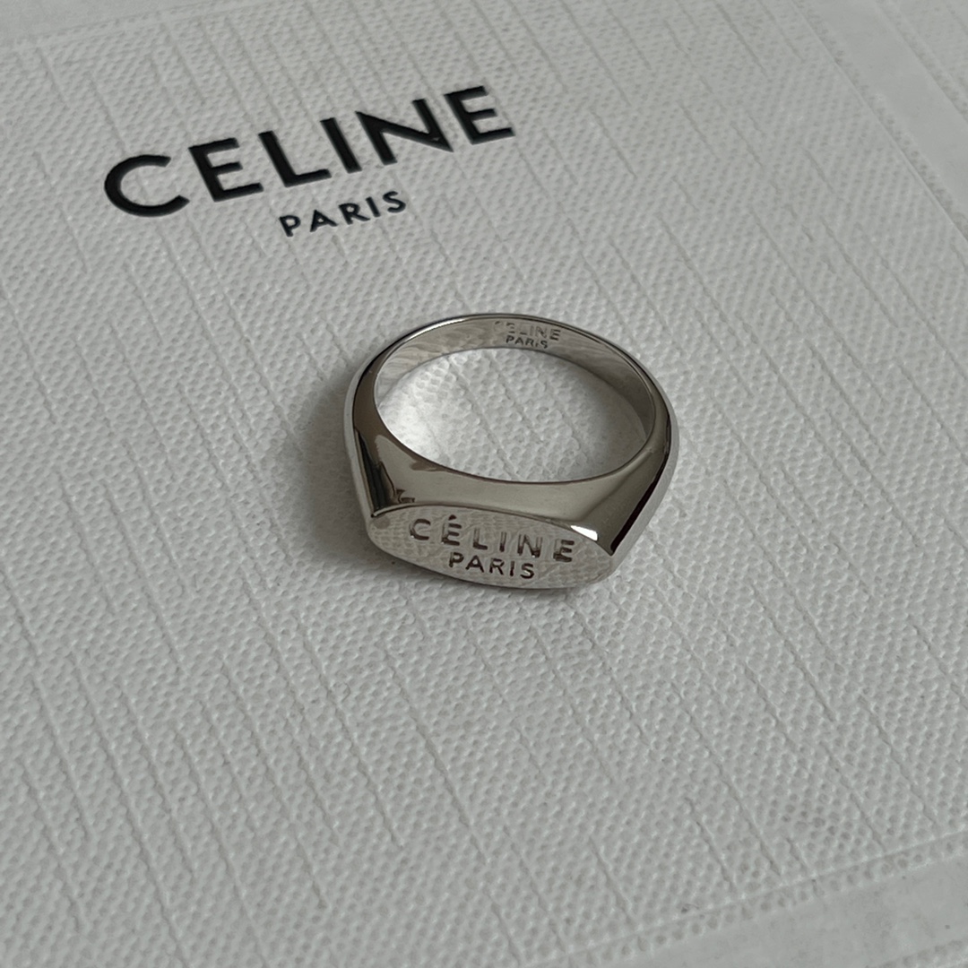  Celine赛琳  戒指 Celine一直是简约时尚界的标杆大胆的设计 百看不厌▪️搭配起来更Fash