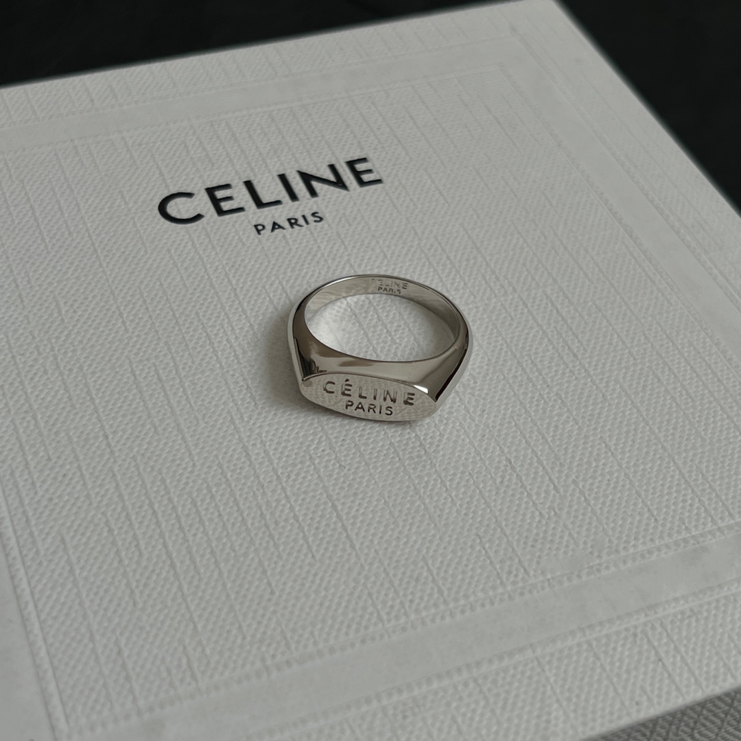  Celine赛琳  戒指 Celine一直是简约时尚界的标杆大胆的设计 百看不厌▪️搭配起来更Fash