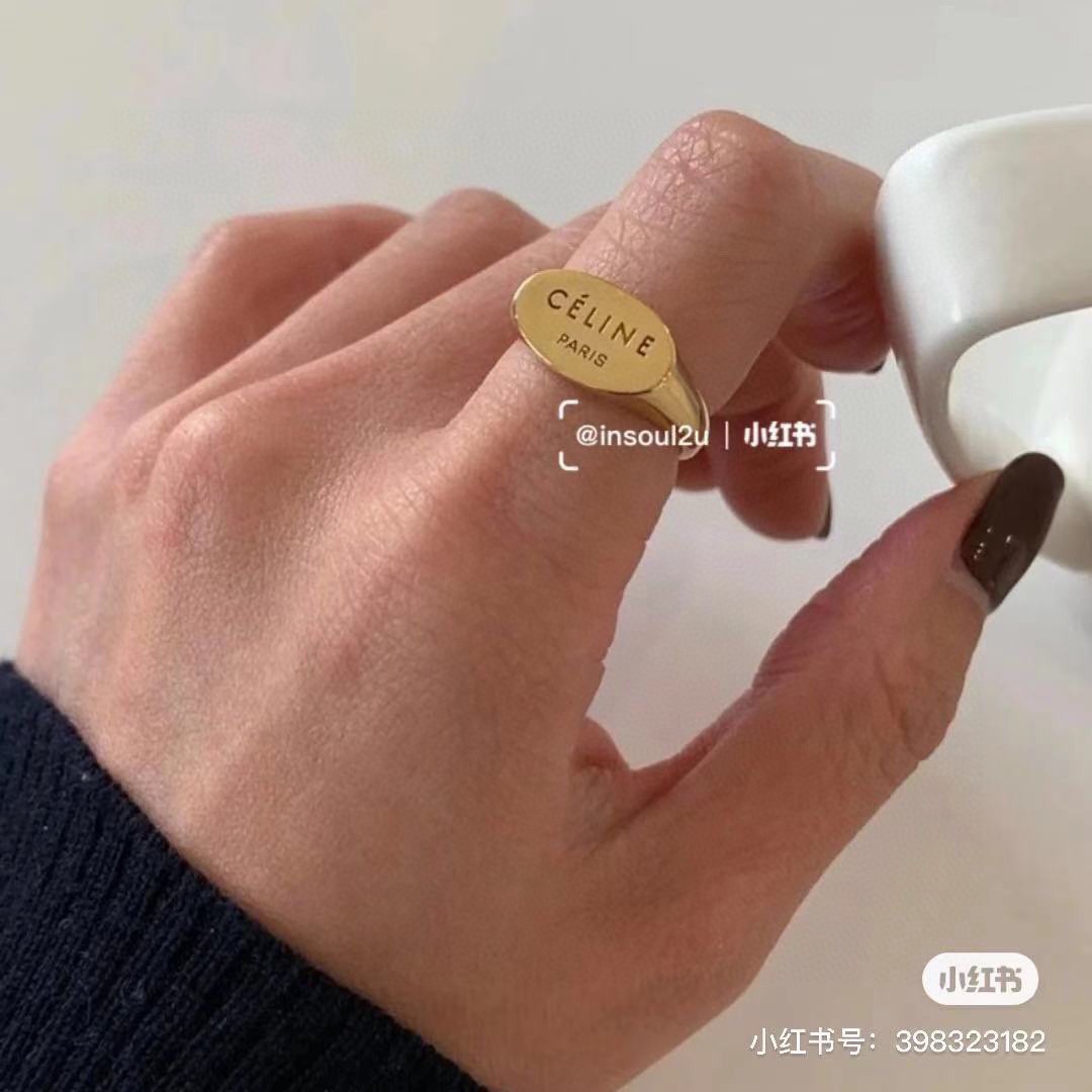  Celine赛琳  戒指 Celine一直是简约时尚界的标杆大胆的设计 百看不厌▪️搭配起来更Fash