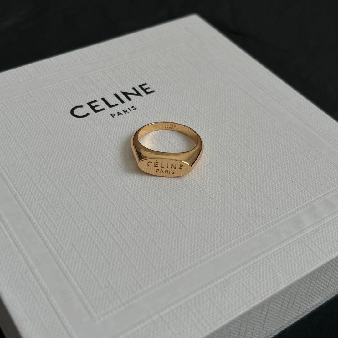 Celine赛琳  戒指 Celine一直是简约时尚界的标杆大胆的设计 百看不厌▪️搭配起来更Fash