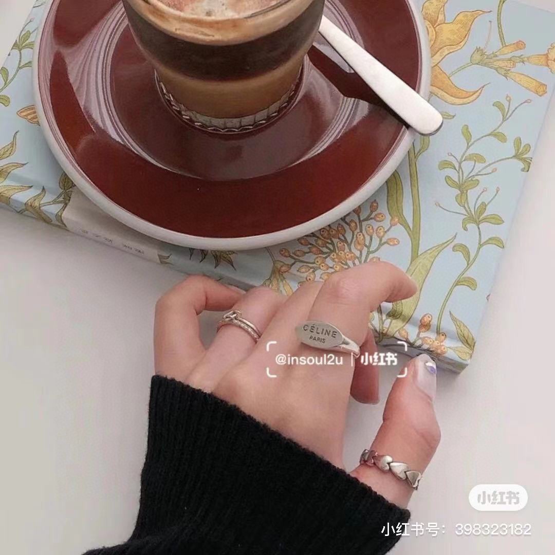  Celine赛琳  戒指 Celine一直是简约时尚界的标杆大胆的设计 百看不厌▪️搭配起来更Fash