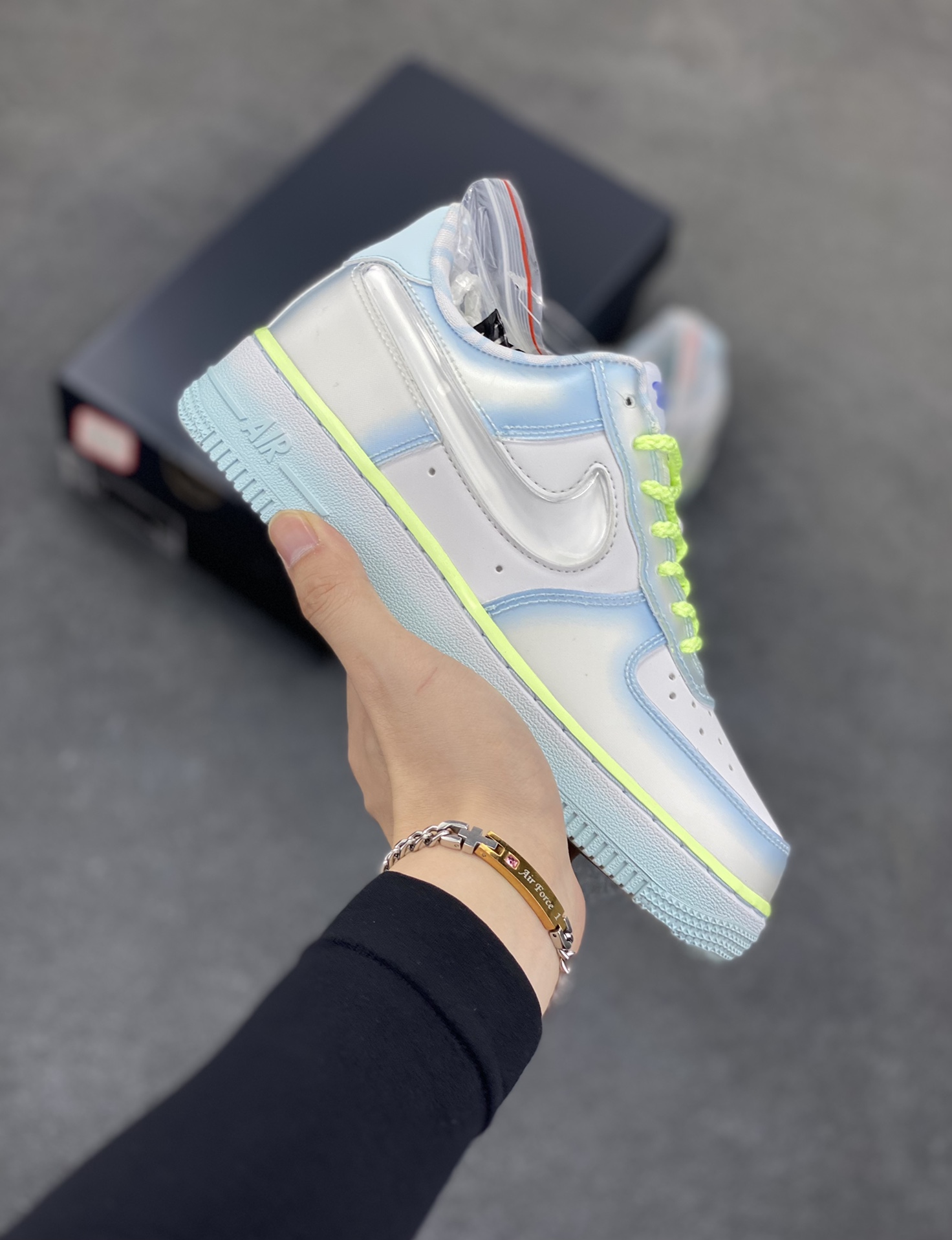 NK Air Force 1 空军一号 果冻蓝 原楦头原纸板 打造纯正空军版型#专注外贸渠道 全掌内置蜂窝气垫 #原盒配件 原厂中底钢印、拉帮完美 货号：HJ4399-400 尺码：36 36.5 37.5 38 38.5 39 40 40.5 41 42 42.5 43 44 44.5 45-选品中心