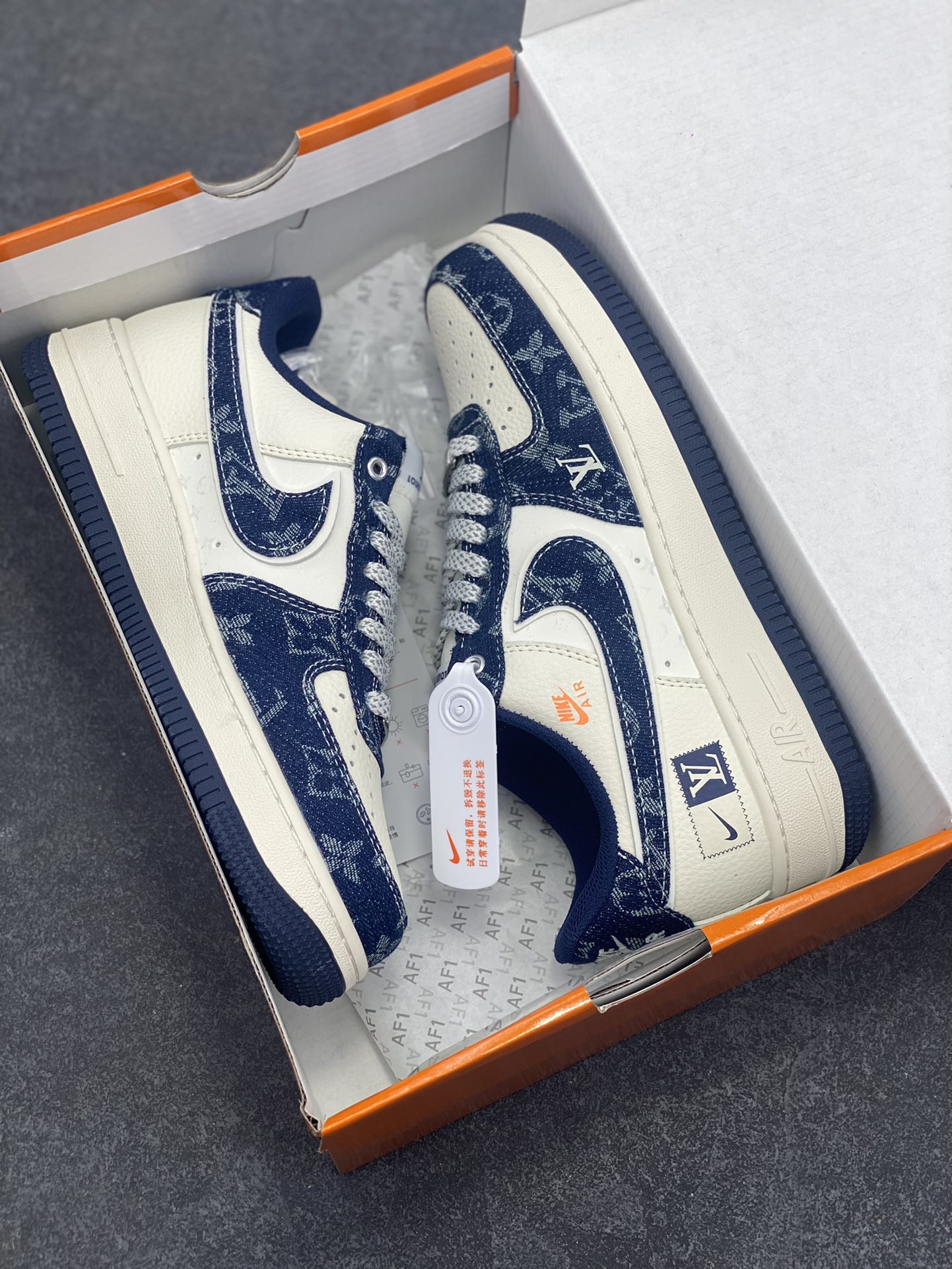 图片[9]-NIke Air Force 1 \’07 Low “LV联名——前掌蓝牛仔”空军一号 低帮 运动鞋 休闲鞋 折边针车 工艺难度大 原楦头原纸板 原装鞋盒 定制五金配件 内置全掌气垫 原厂鞋底 货号：YX5066-355 尺码：36 36.5 37.5 38 38.5 39 40 40.5 41 42 42.5 43 44 44.5 45-选品中心