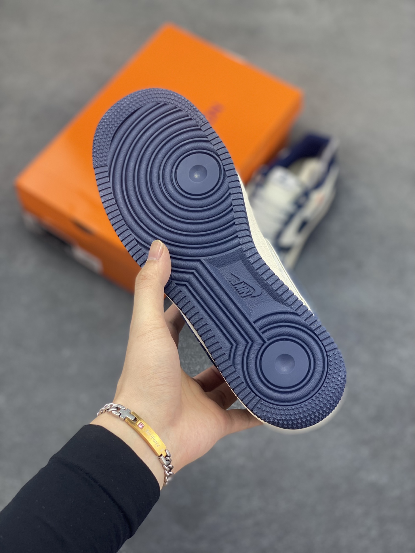 图片[5]-NIke Air Force 1 \’07 Low “LV联名——前掌蓝牛仔”空军一号 低帮 运动鞋 休闲鞋 折边针车 工艺难度大 原楦头原纸板 原装鞋盒 定制五金配件 内置全掌气垫 原厂鞋底 货号：YX5066-355 尺码：36 36.5 37.5 38 38.5 39 40 40.5 41 42 42.5 43 44 44.5 45-选品中心