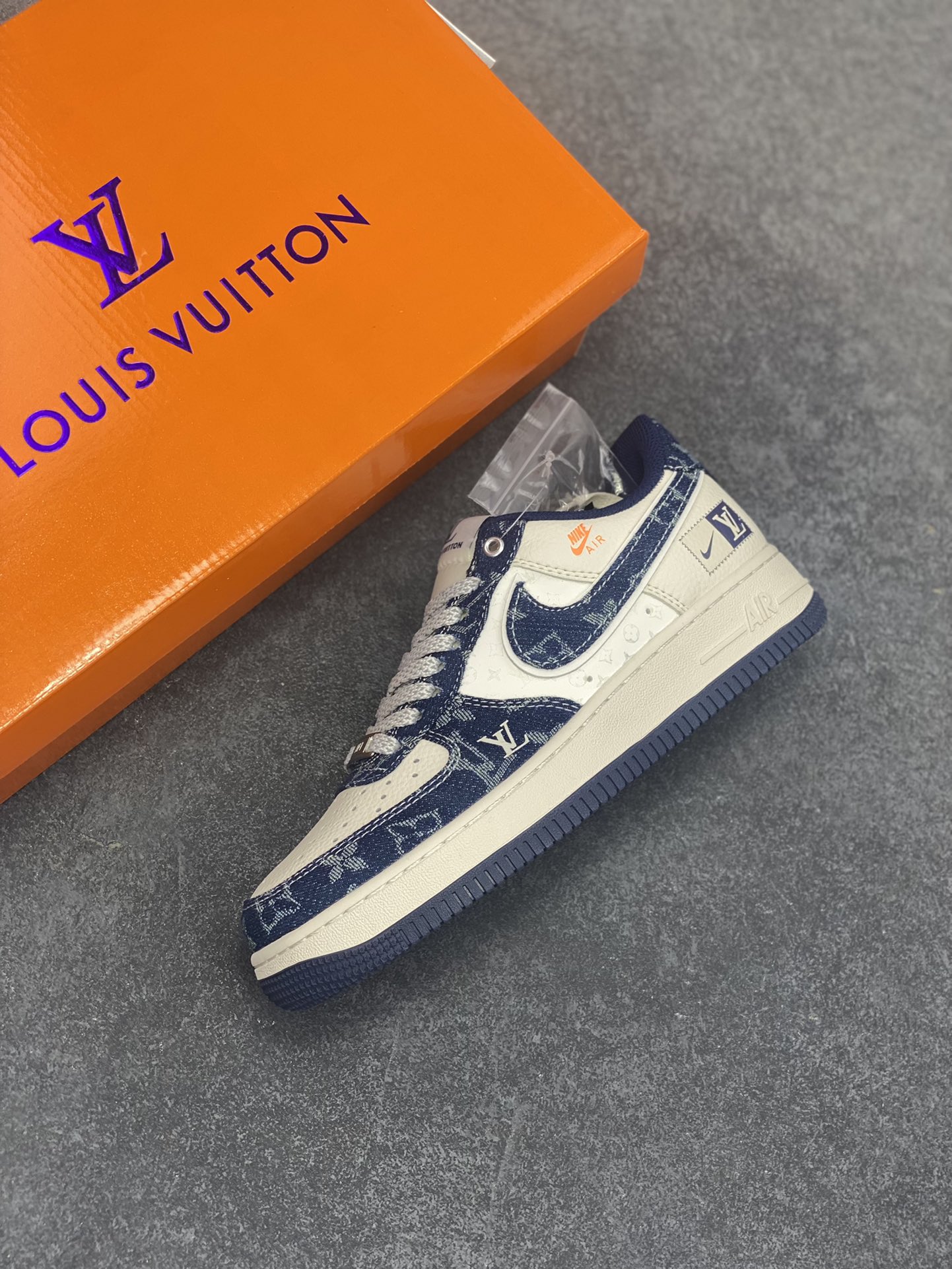 图片[7]-NIke Air Force 1 \’07 Low “LV联名——前掌蓝牛仔”空军一号 低帮 运动鞋 休闲鞋 折边针车 工艺难度大 原楦头原纸板 原装鞋盒 定制五金配件 内置全掌气垫 原厂鞋底 货号：YX5066-355 尺码：36 36.5 37.5 38 38.5 39 40 40.5 41 42 42.5 43 44 44.5 45-选品中心