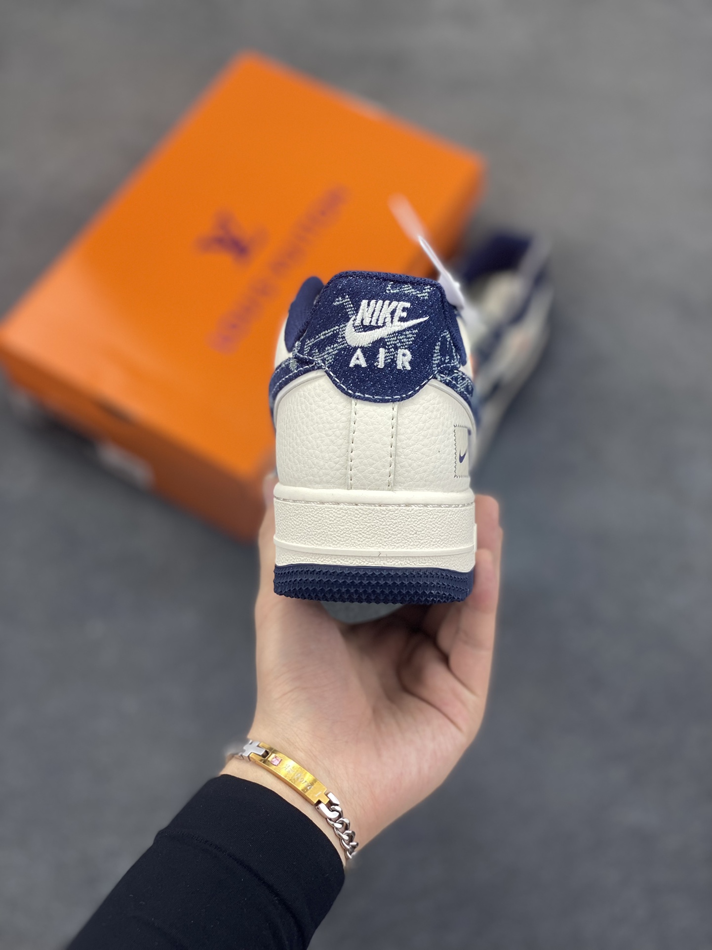 图片[4]-NIke Air Force 1 \’07 Low “LV联名——前掌蓝牛仔”空军一号 低帮 运动鞋 休闲鞋 折边针车 工艺难度大 原楦头原纸板 原装鞋盒 定制五金配件 内置全掌气垫 原厂鞋底 货号：YX5066-355 尺码：36 36.5 37.5 38 38.5 39 40 40.5 41 42 42.5 43 44 44.5 45-选品中心