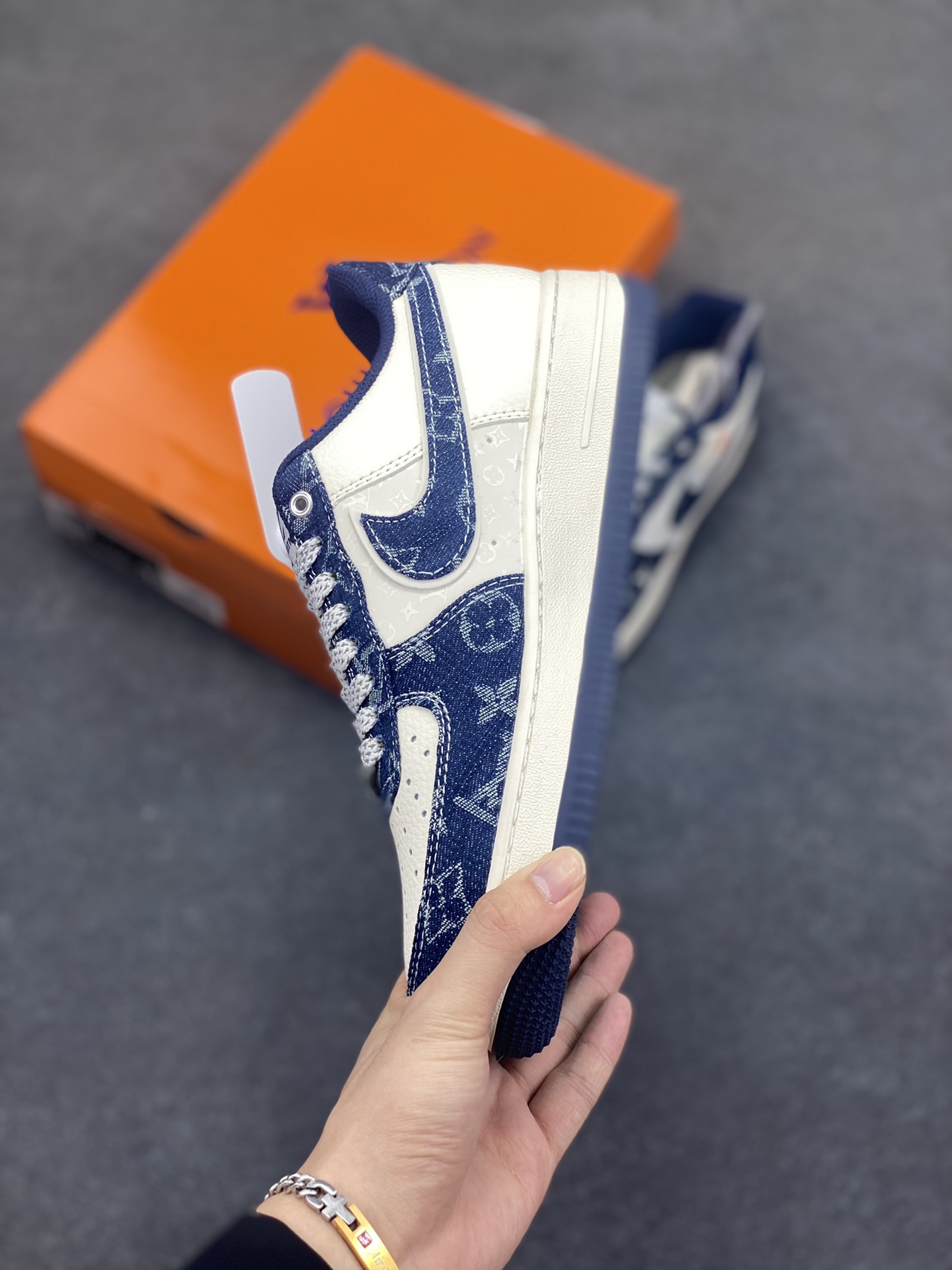 图片[3]-NIke Air Force 1 \’07 Low “LV联名——前掌蓝牛仔”空军一号 低帮 运动鞋 休闲鞋 折边针车 工艺难度大 原楦头原纸板 原装鞋盒 定制五金配件 内置全掌气垫 原厂鞋底 货号：YX5066-355 尺码：36 36.5 37.5 38 38.5 39 40 40.5 41 42 42.5 43 44 44.5 45-选品中心