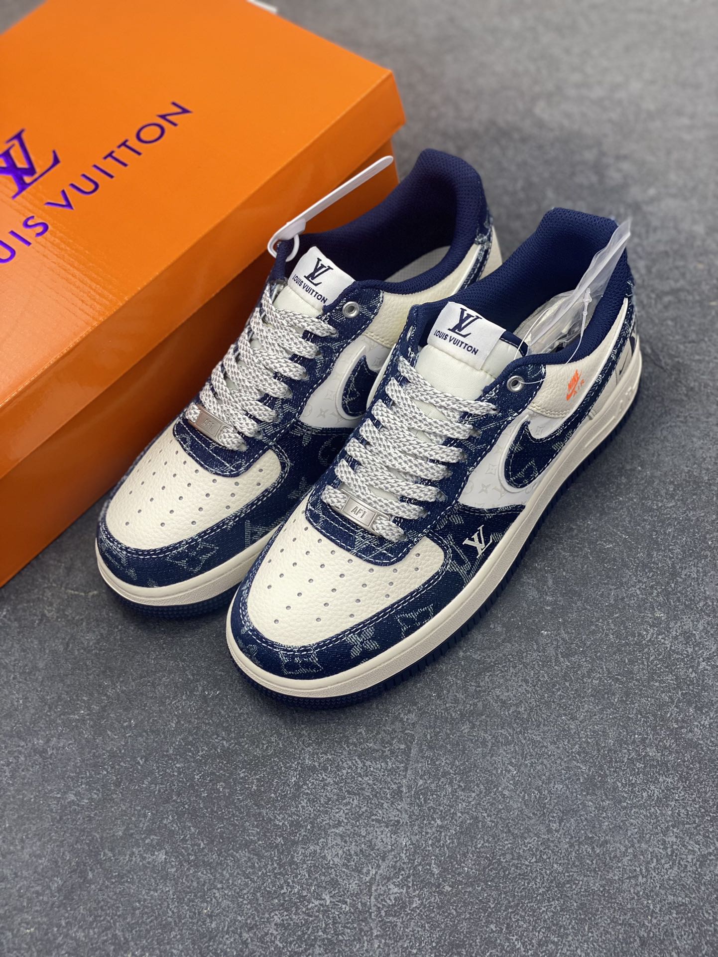 图片[8]-NIke Air Force 1 \’07 Low “LV联名——前掌蓝牛仔”空军一号 低帮 运动鞋 休闲鞋 折边针车 工艺难度大 原楦头原纸板 原装鞋盒 定制五金配件 内置全掌气垫 原厂鞋底 货号：YX5066-355 尺码：36 36.5 37.5 38 38.5 39 40 40.5 41 42 42.5 43 44 44.5 45-选品中心