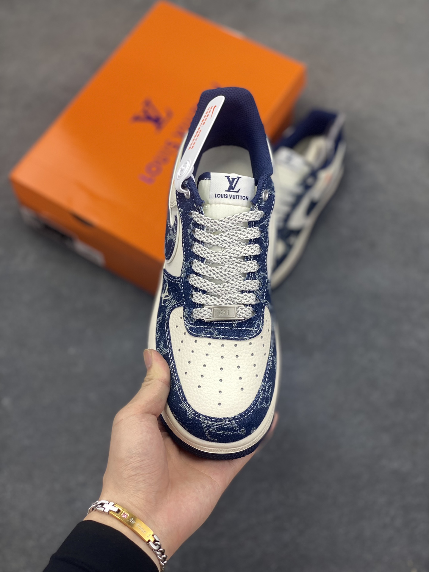 图片[2]-NIke Air Force 1 \’07 Low “LV联名——前掌蓝牛仔”空军一号 低帮 运动鞋 休闲鞋 折边针车 工艺难度大 原楦头原纸板 原装鞋盒 定制五金配件 内置全掌气垫 原厂鞋底 货号：YX5066-355 尺码：36 36.5 37.5 38 38.5 39 40 40.5 41 42 42.5 43 44 44.5 45-选品中心