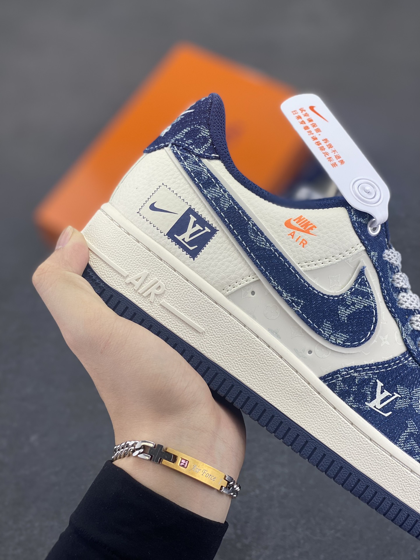图片[6]-NIke Air Force 1 \’07 Low “LV联名——前掌蓝牛仔”空军一号 低帮 运动鞋 休闲鞋 折边针车 工艺难度大 原楦头原纸板 原装鞋盒 定制五金配件 内置全掌气垫 原厂鞋底 货号：YX5066-355 尺码：36 36.5 37.5 38 38.5 39 40 40.5 41 42 42.5 43 44 44.5 45-选品中心