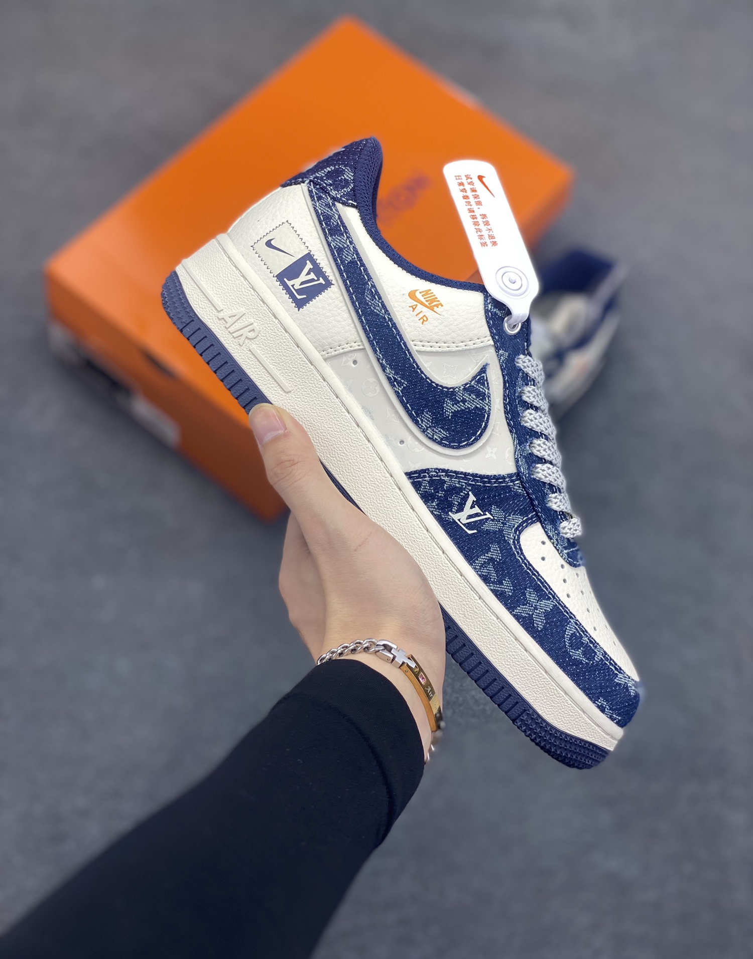 NIke Air Force 1 \’07 Low “LV联名——前掌蓝牛仔”空军一号 低帮 运动鞋 休闲鞋 折边针车 工艺难度大 原楦头原纸板 原装鞋盒 定制五金配件 内置全掌气垫 原厂鞋底 货号:YX5066-355 尺码:36 36.5 37.5 38 38.5 39 40 40.5 41 42 42.5 43 44 44.5 45-选品中心